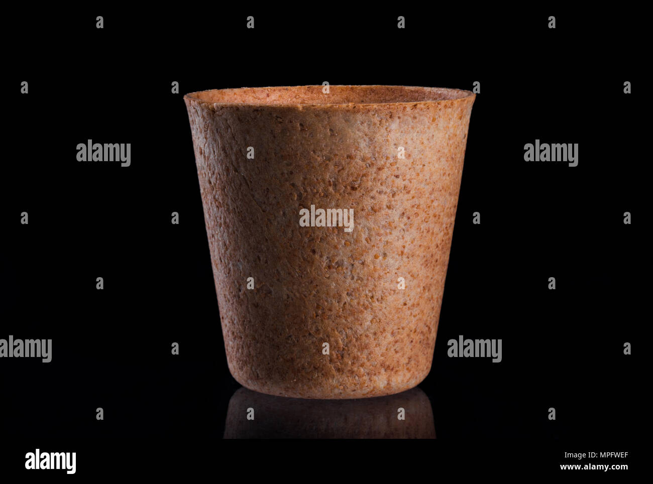 Wafer Bio tasse sur fond noir. Banque D'Images