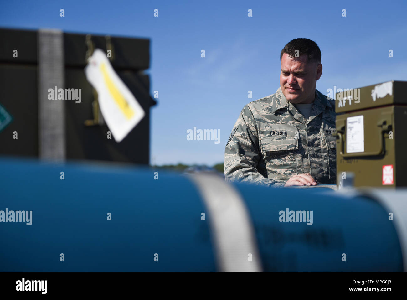 U.S. Air Force Tech. Le Sgt. William Carlson, du 169e groupe de maintenance, inspecte un panier chargement de GBU-12 Paveway II les bombes à guidage laser à la base aérienne Tyndall, en Floride, le 11 mars, 2017. Plus de 200 aviateurs de la 169e Escadre de chasse, Caroline du Sud Air National Guard sont déployés pour le programme d'évaluation des systèmes d'armes (WSEP). Le Scoutisme mondial a pour but d'évaluer la capacité d'une unité d'obtenir efficacement des armes à sous-munitions à travers toutes les étapes, de construire des armes à munitions pour le lancement effectif de chargement ou la suppression des armes à partir de l'aéronef. (U.S. Air National Guard photo par le Sgt. Carl cle Banque D'Images