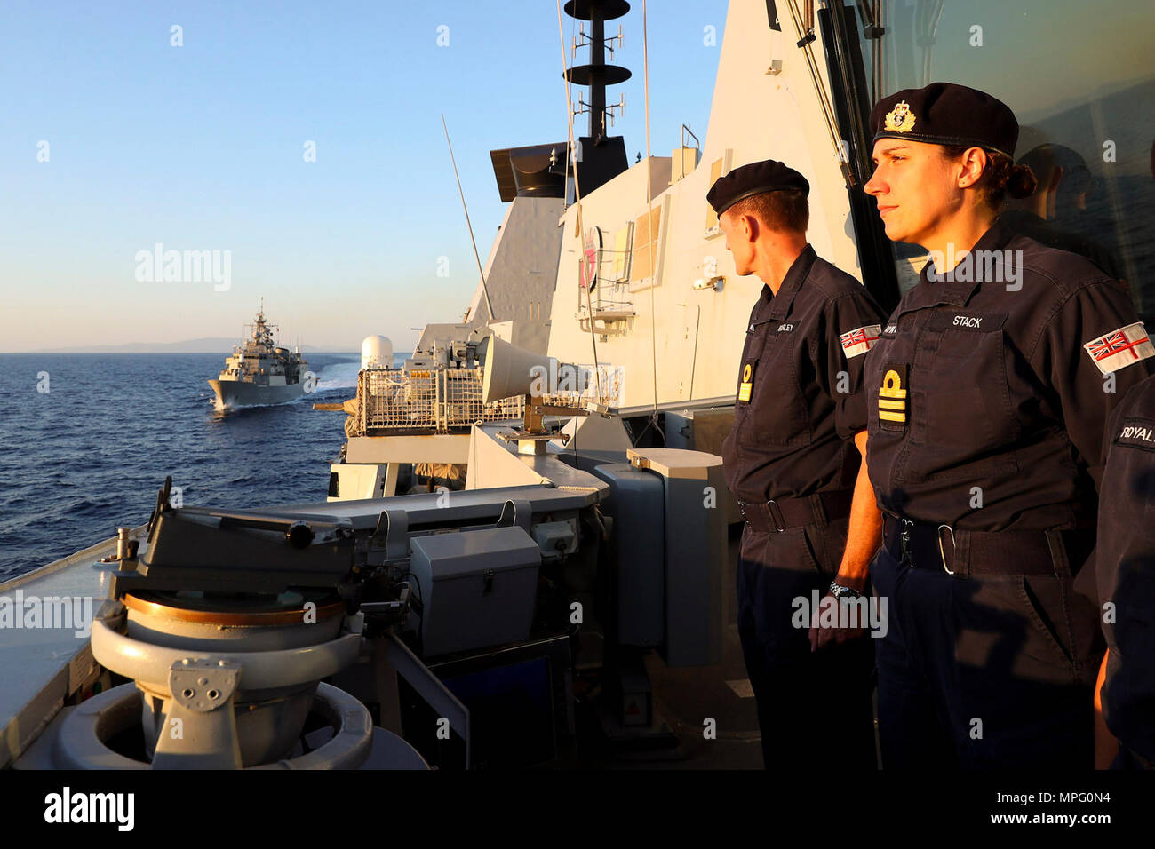 La mer Égée (sept. 4, 2017) HS Salamine (F455) au cours d'un exercice de passage de l'article OTAN (SNMG2) navire amiral HMS Duncan dans la mer Egée. L'OTAN Banque D'Images