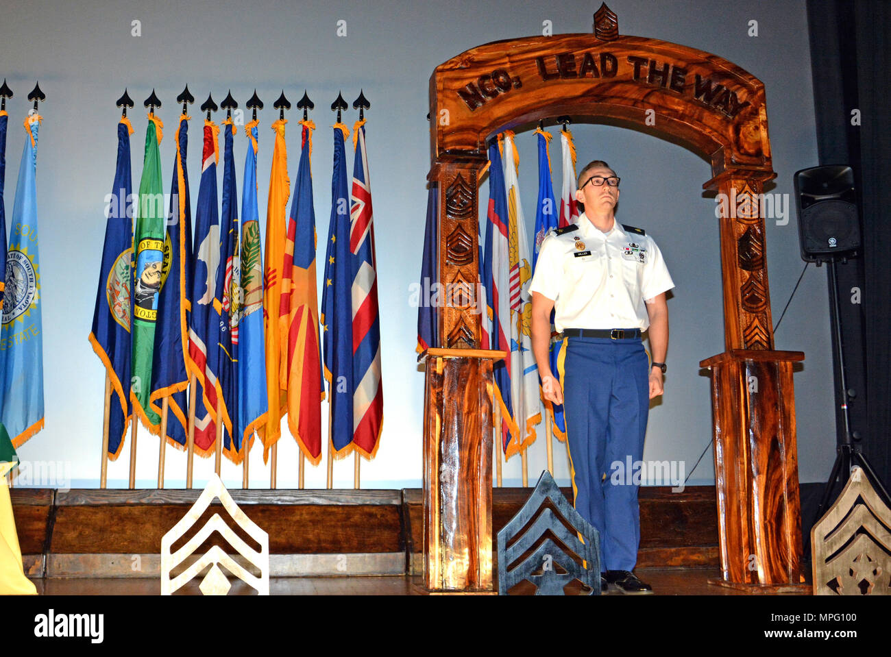 À Schofield Barracks, Hawaï, un soldat de l'armée américaine de l'année et intronisé sous l'arche du NCO est prêt à signer la charge du NCO lors d'une cérémonie organisée par le 728th Military police Battalion et le 303rd Ordnance Disposal Battalion (EOD), 8th MP Brigade, 8th Theater Sustainment Command. L'événement met l'accent sur le leadership, les valeurs de l'Armée de terre, les normes professionnelles, le mentorat et les responsabilités des sous-officiers. Banque D'Images