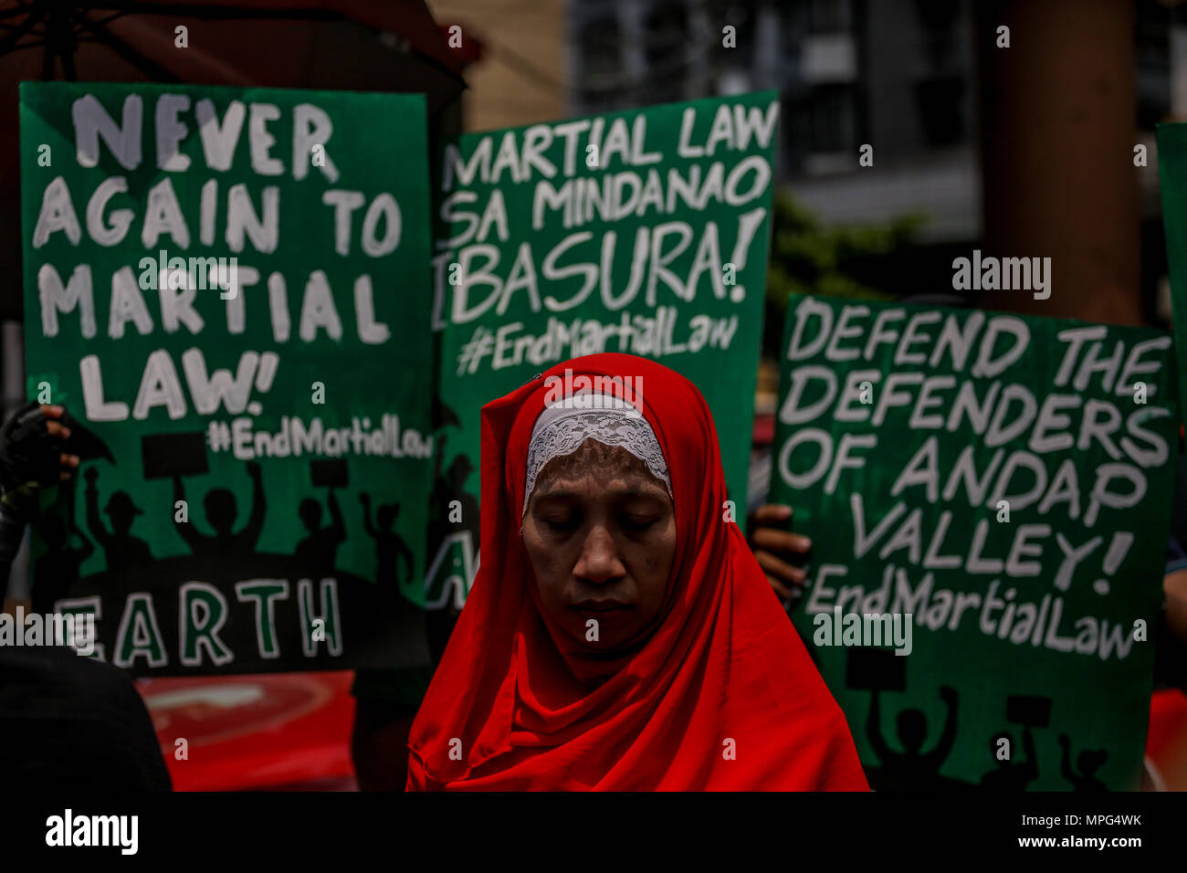 Manille, Philippines. 23 mai, 2018. Inscrivez-vous femmes musulmans philippins divers groupes militants qu'ils marche vers Mendiola à Manille, Philippines, pour marquer l'anniversaire du siège par l'État islamique alignés les rebelles de Marawi, mercredi. 23 mai, 2018. Les groupes de condamner le président Duterte Déclaration de la loi martiale à Mindanao après le 23 mai siège où les forces gouvernementales se sont heurtés à des militants. Credit : Basilio H. Sepe/ZUMA/Alamy Fil Live News Banque D'Images