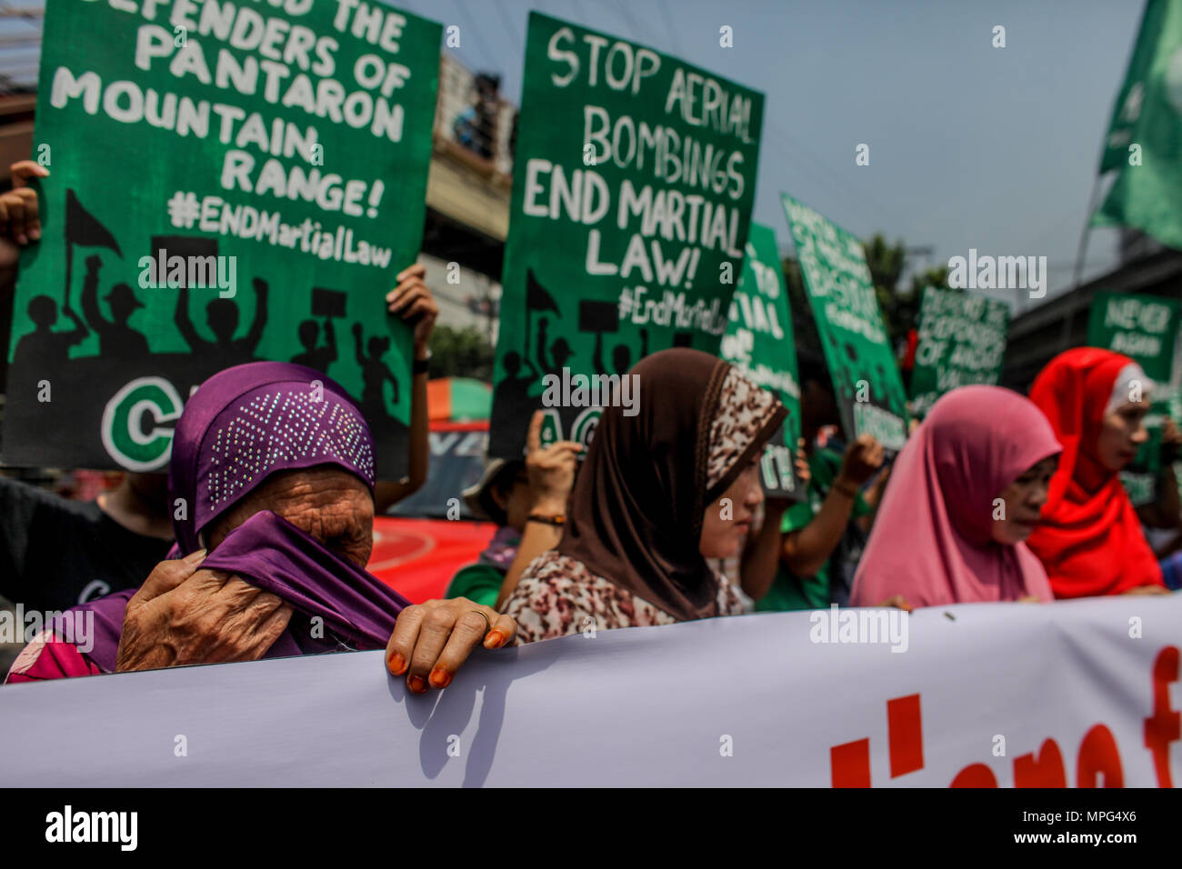 Manille, Manille, Philippines. 23 mai, 2018. Inscrivez-vous femmes musulmans philippins divers groupes militants qu'ils marche vers Mendiola à Manille, Philippines, pour marquer l'anniversaire du siège par l'État islamique alignés les rebelles de Marawi, mercredi. 23 mai, 2018. Les groupes de condamner le président Duterte Déclaration de la loi martiale à Mindanao après le 23 mai siège où les forces gouvernementales se sont heurtés à des militants. Credit : Basilio H. Sepe/ZUMA/Alamy Fil Live News Banque D'Images