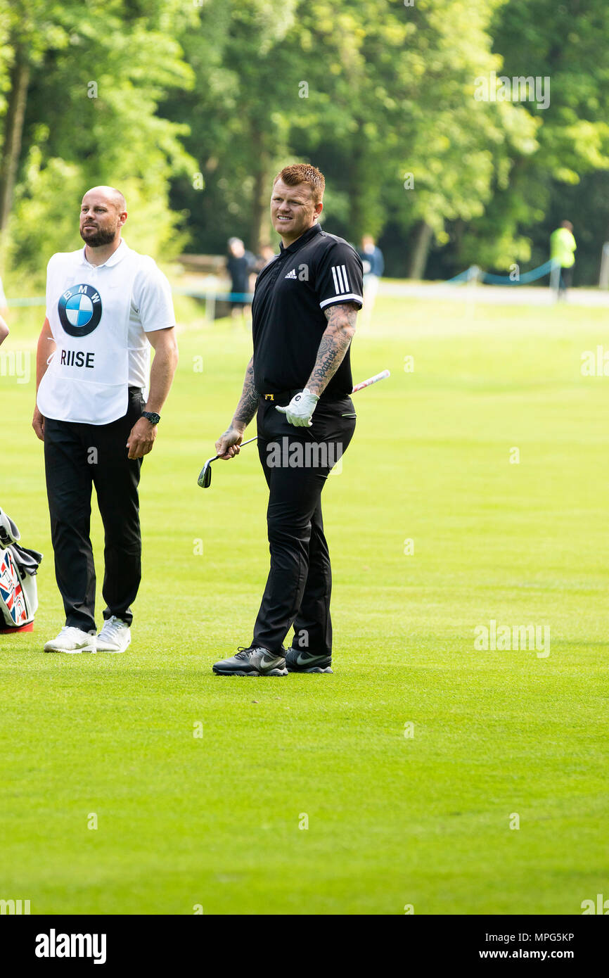 Wentworth Club, Virginia Water, UK. 23 mai, 2018. BMW PGA Championship à Wentworth, Pro Am jour ; John Arne Riise joue un fer dans le troisième crédit vert : Action Plus Sport/Alamy Live News Banque D'Images