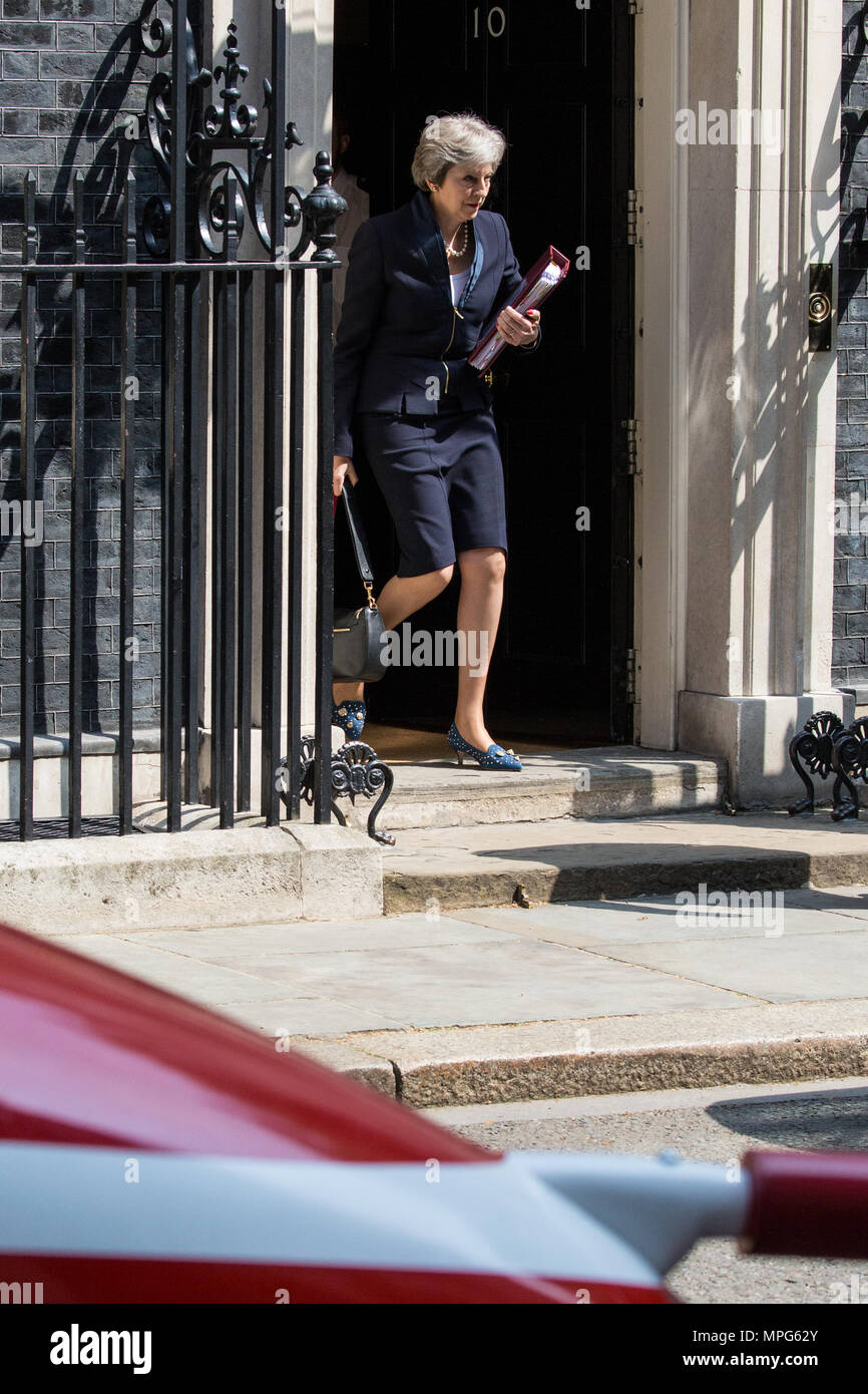 Londres, Royaume-Uni. 23 mai, 2018. Premier ministre Theresa peut laisse 10 Downing Street pour Questions au Premier ministre à la Chambre des communes. Une flèche rouge se trouve à l'extérieur dans la célébration du 100e anniversaire de la Royal Air Force. Credit : Mark Kerrison/Alamy Live News Banque D'Images