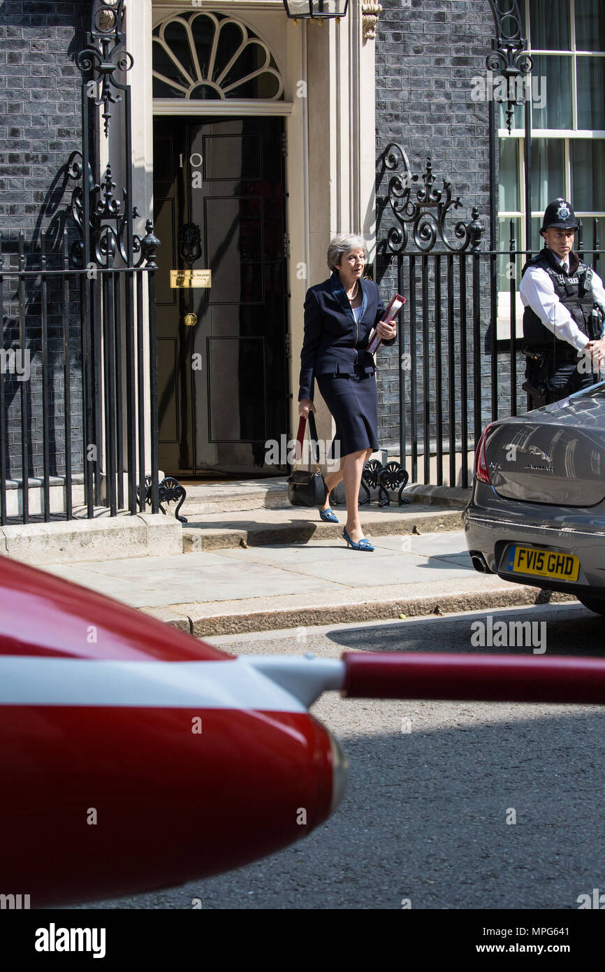 Londres, Royaume-Uni. 23 mai, 2018. Premier ministre Theresa peut laisse 10 Downing Street pour Questions au Premier ministre à la Chambre des communes. Une flèche rouge se trouve à l'extérieur dans la célébration du 100e anniversaire de la Royal Air Force. Credit : Mark Kerrison/Alamy Live News Banque D'Images