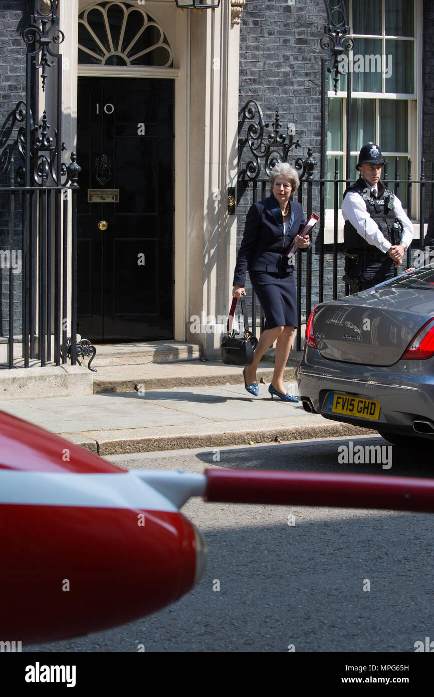 Londres, Royaume-Uni. 23 mai, 2018. Premier ministre Theresa peut laisse 10 Downing Street pour Questions au Premier ministre à la Chambre des communes. Une flèche rouge se trouve à l'extérieur dans la célébration du 100e anniversaire de la Royal Air Force. Credit : Mark Kerrison/Alamy Live News Banque D'Images