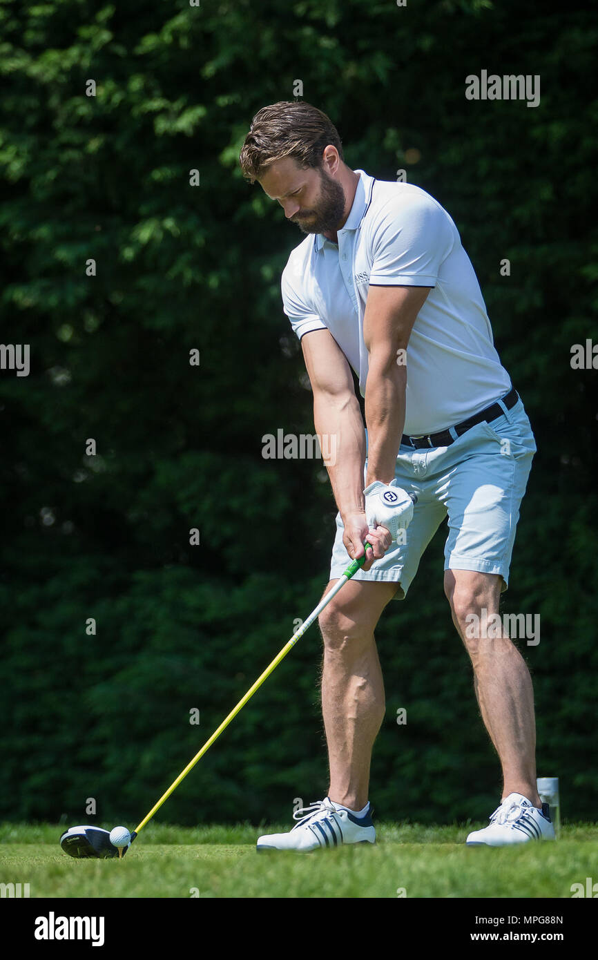 Wentworth, au Royaume-Uni. 23 mai 2018. ' M. Gray va jouer vous avez maintenant' 50 nuances de grey star Jamie Dornan pratiquer son swing sur le PGA Pro Am à Wentworth. De concert avec les autres acteurs Matthew Goode (la Couronne et Downton Abbey) et Dougray Scott (la femme en blanc) les trois acteurs participent à l'Assemblée Pro Am sur le West Course à Wentworth. D'autres personnes jouant : one direction(une direction) Piers Morgan et Pep Guardiola Crédit : David Betteridge/Alamy Live News Banque D'Images