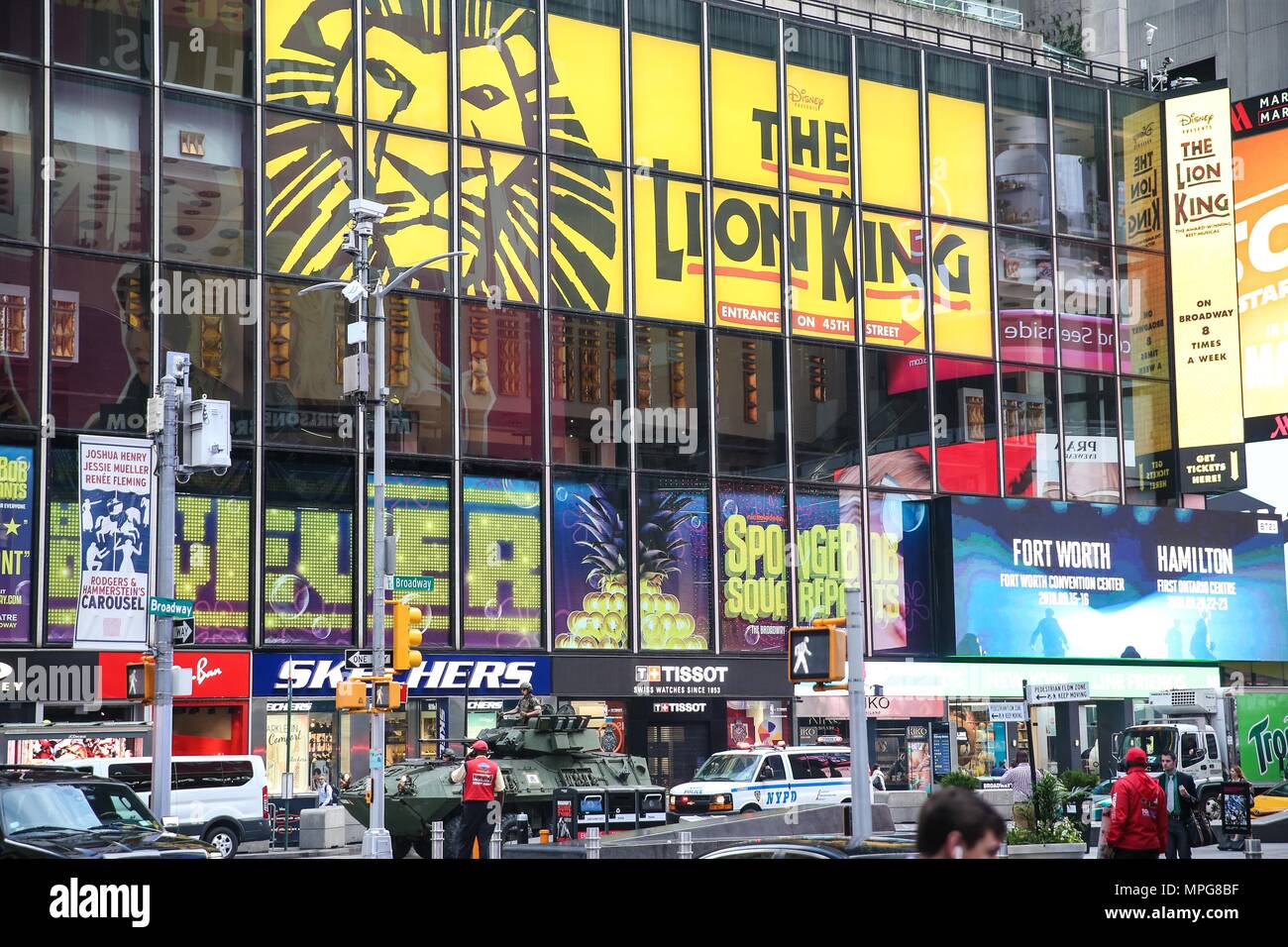 New York, USA. 23 mai 2018. Un réservoir de guerre est vu dans la région de Times Square de New York aux États-Unis ce mercredi, 23. Le réservoir sera enveloppée de la Fleet Week qui arrive aujourd'hui jusqu'au 29 dans plusieurs villes des États-Unis. Brésil : Crédit Photo Presse/Alamy Live News Banque D'Images