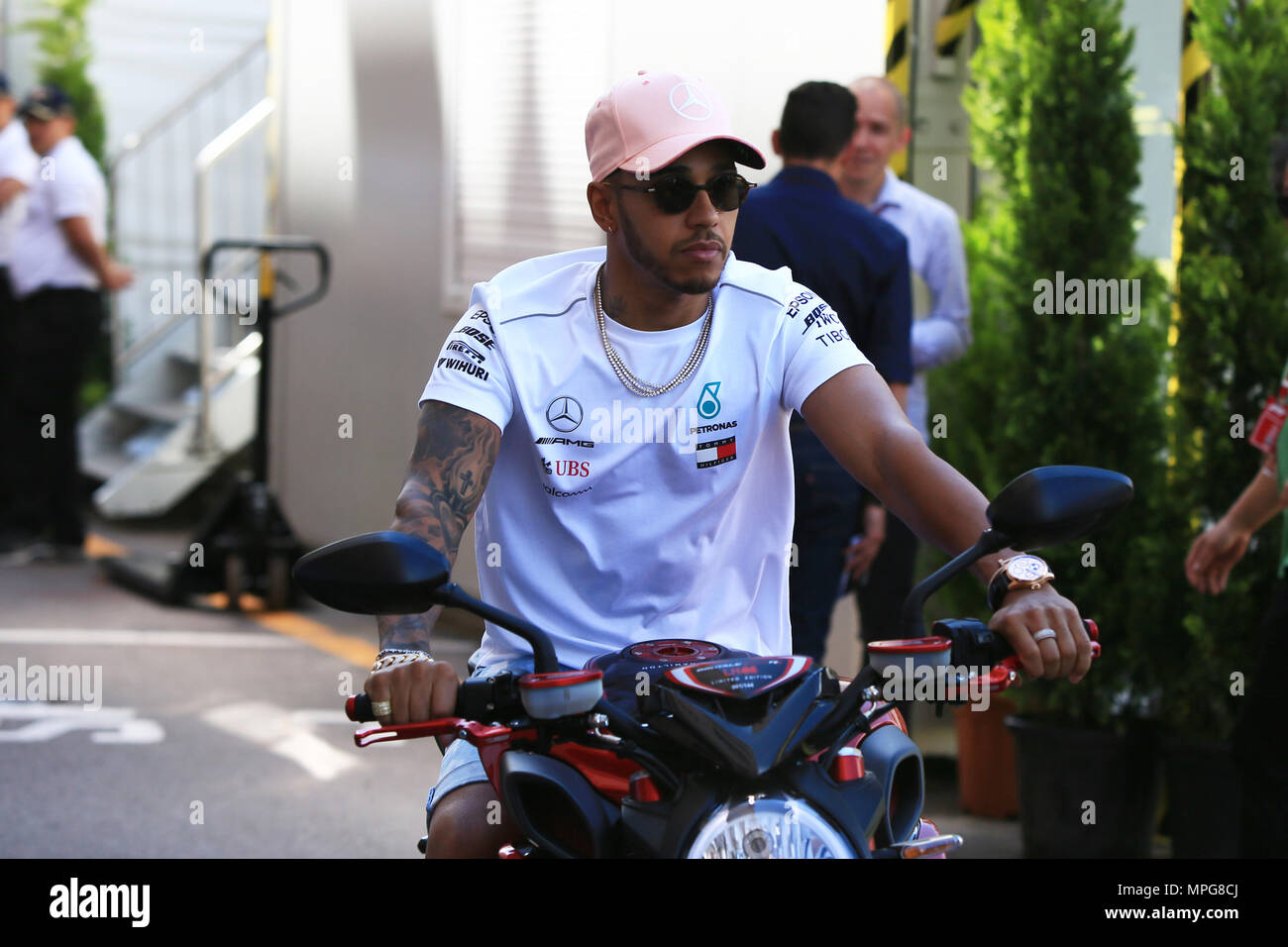 Circuit de Monaco, Monaco, Monte Carlo. 23 mai, 2018. Monaco Grand Prix de  Formule 1, conférence de presse Le mercredi ; Mercedes AMG Petronas  Motorsport, Lewis Hamilton arrive sur un scooter Credit :