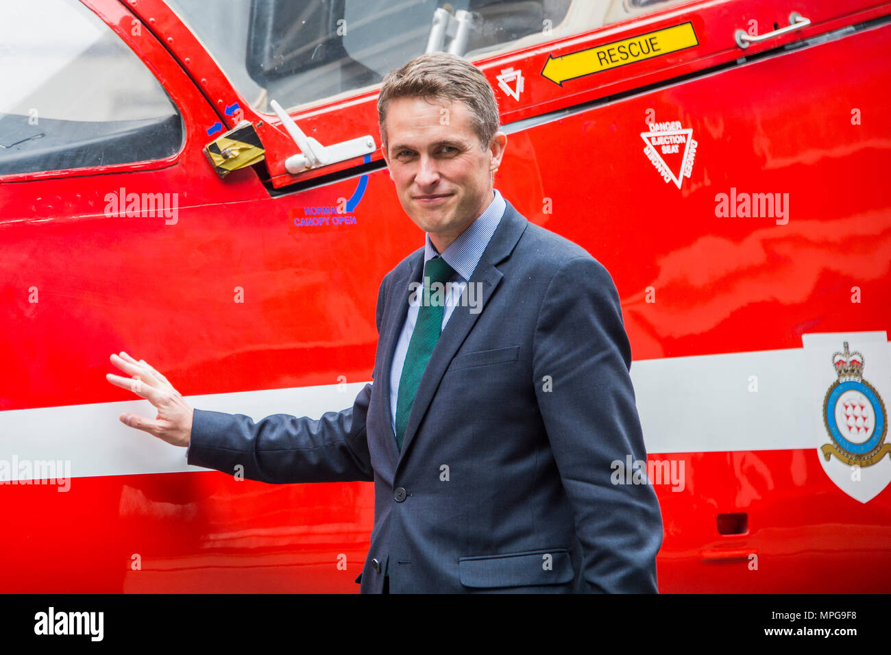Londres, Royaume-Uni. 23 mai 2018. Gavin Williamson, Secrétaire d'État à la défense en face de la rousse dans Downing Street dans le cadre de la RAF 100 événements. Crédit : Guy Bell/Alamy Live News Banque D'Images