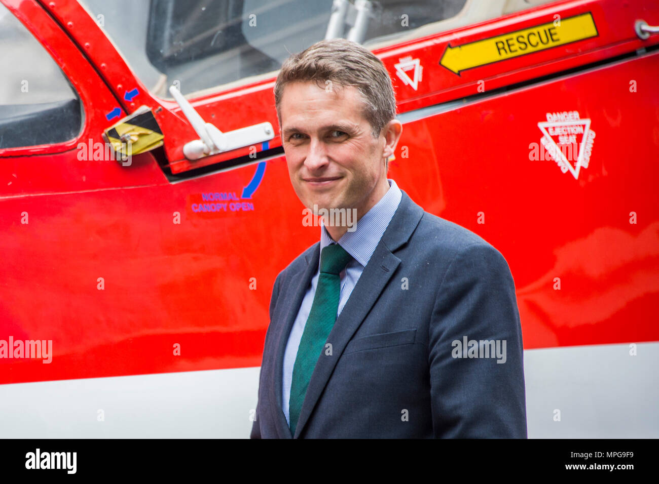 Londres, Royaume-Uni. 23 mai 2018. Gavin Williamson, Secrétaire d'État à la défense en face de la rousse dans Downing Street dans le cadre de la RAF 100 événements. Crédit : Guy Bell/Alamy Live News Banque D'Images