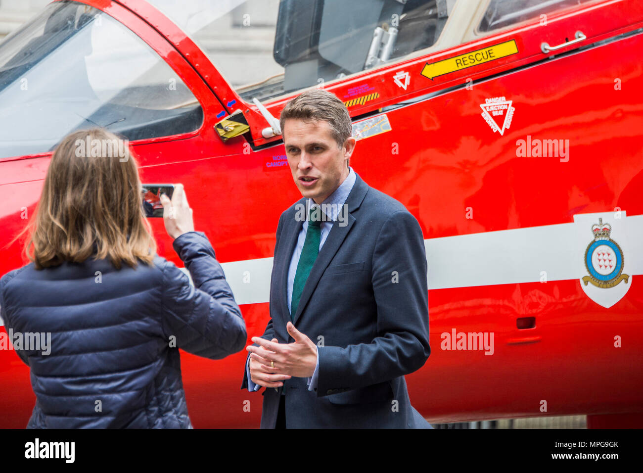 Londres, Royaume-Uni. 23 mai 2018. Gavin Williamson, Secrétaire d'État à la défense en face de la rousse dans Downing Street dans le cadre de la RAF 100 événements. Crédit : Guy Bell/Alamy Live News Banque D'Images