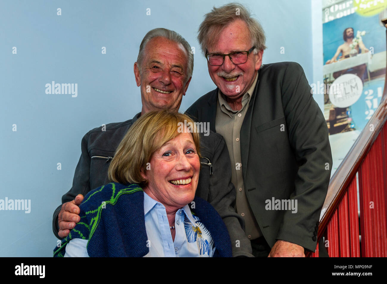 Schull, Irlande. Mercredi 23 mai, 2018. Photo de l'ouverture de la partie Schull Film Festival qui a eu lieu à l'old Bank Building, Schull sont Carl Davenport (Le Dav), ex et Hibs Stockport County Cork ; Aiden Stanley, réalisateur de documentaires indépendants et Sheena Jolley, Schull. Le festival se déroule jusqu'à dimanche. Credit : Andy Gibson/Alamy Live News Banque D'Images