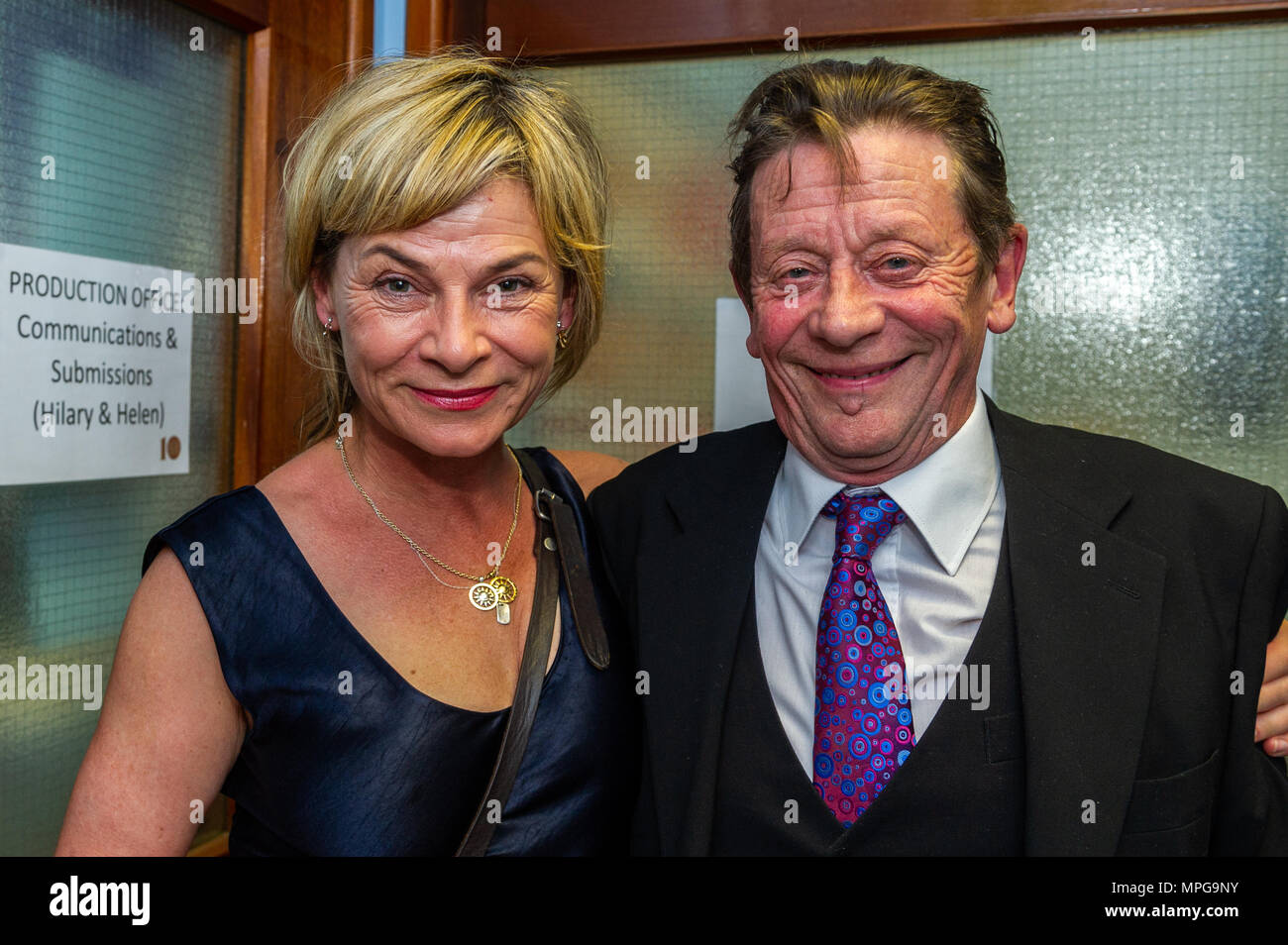 Schull, Irlande. Mercredi 23 mai, 2018. Photo de l'ouverture de la partie Schull Film Festival qui a eu lieu à l'old Bank Building, Schull sont Camilla Grieshel, chanteur et Brendan Conroy, acteur qui a remporté l'IFTA pour son rôle dans le film 'king'. Le festival se déroule jusqu'à dimanche. Credit : Andy Gibson/Alamy Live News Banque D'Images