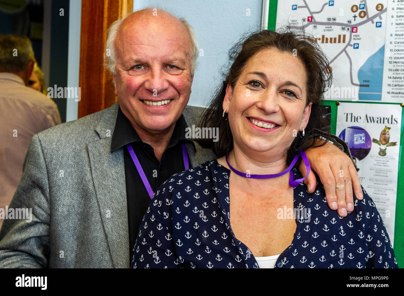 Schull, Irlande. Mercredi 23 mai, 2018. Photo de l'ouverture de la partie Schull Film Festival qui a eu lieu à l'old Bank Building, Schull sont Greg Dyke, Festival d'honneur et ancien directeur général de la BBC et Helen Wells, présentations et programmation du Festival. Le festival se déroule jusqu'à dimanche. Credit : Andy Gibson/Alamy Live News Banque D'Images
