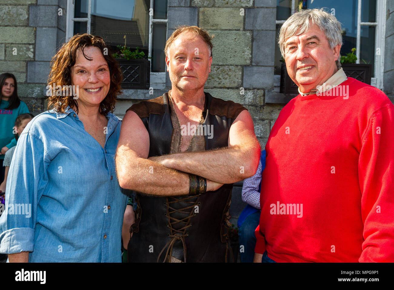 Schull, Irlande. Mercredi 23 mai, 2018. Photo de l'ouverture de la partie Schull Film Festival qui a eu lieu à l'old Bank Building, Schull sont Lesa Thurman, Dublin ; Peter Dillon, acteur et cascadeur Ronnie Russell, Dublin. Le festival se déroule jusqu'à dimanche. Credit : Andy Gibson/Alamy Live News Banque D'Images