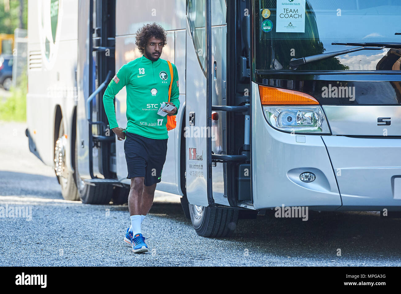 Bad Ragaz, Suisse. 23 mai 2018. L'équipe nationale de football de l'Arabie saoudite arrive au lieu de rendez-vous pour une session de formation sur le terrain de sport Ri-Au à Bad Ragaz. L'équipe autour du président Adel Ezzat et entraîneur Juan Antonio Pizzi est d'un séjour à Bad Ragaz pendant deux semaines et demie à l'établissement de la Coupe du Monde de la final du tournoi en Russie. Crédit : Rolf Simeon/Alamy Live News Banque D'Images