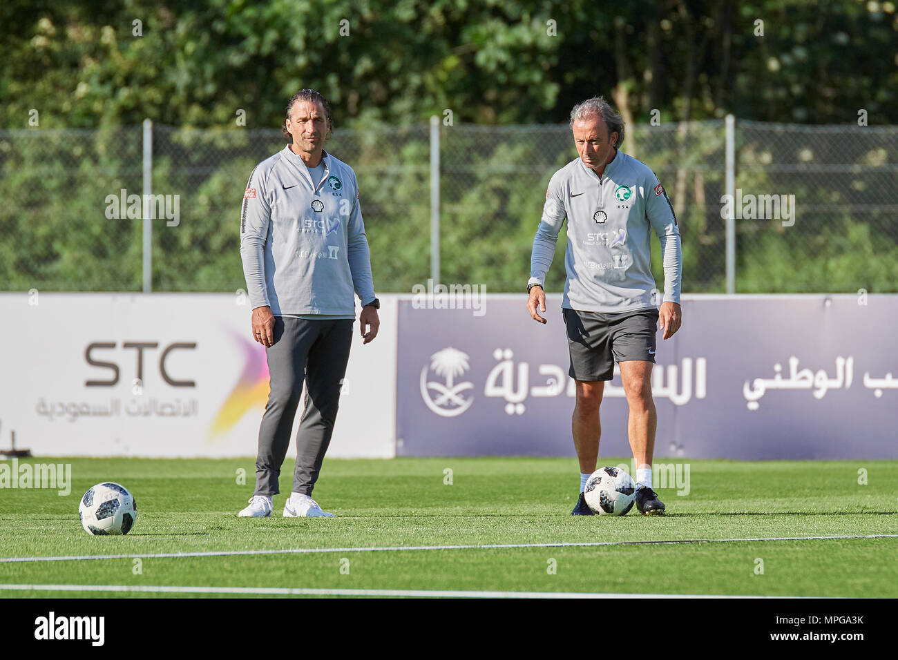 Bad Ragaz, Suisse. 23 mai 2018. Les entraîneurs de l'équipe nationale de football de l'Arabie saoudite lors d'une session de formation sur le terrain de sport Ri-Au à Bad Ragaz. L'équipe autour du président Adel Ezzat et entraîneur Juan Antonio Pizzi est d'un séjour à Bad Ragaz pendant deux semaines et demie à l'établissement de la Coupe du Monde de la final du tournoi en Russie. Crédit : Rolf Simeon/Alamy Live News Banque D'Images