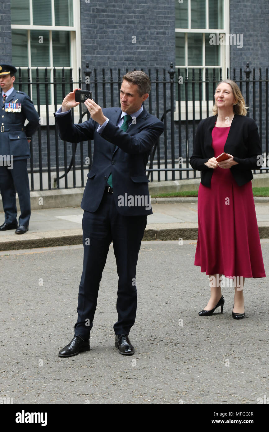 Londres, Royaume-Uni. 23 mai, 2018. Le ministre de la défense, Gavin Williamson pose avec RAF Flèche rouge pour célébrer les 100 ans du RAF à Downing Street, le centre de Londres. 23 mai 2018 Crédit : Martin Evans/Alamy Live News Banque D'Images