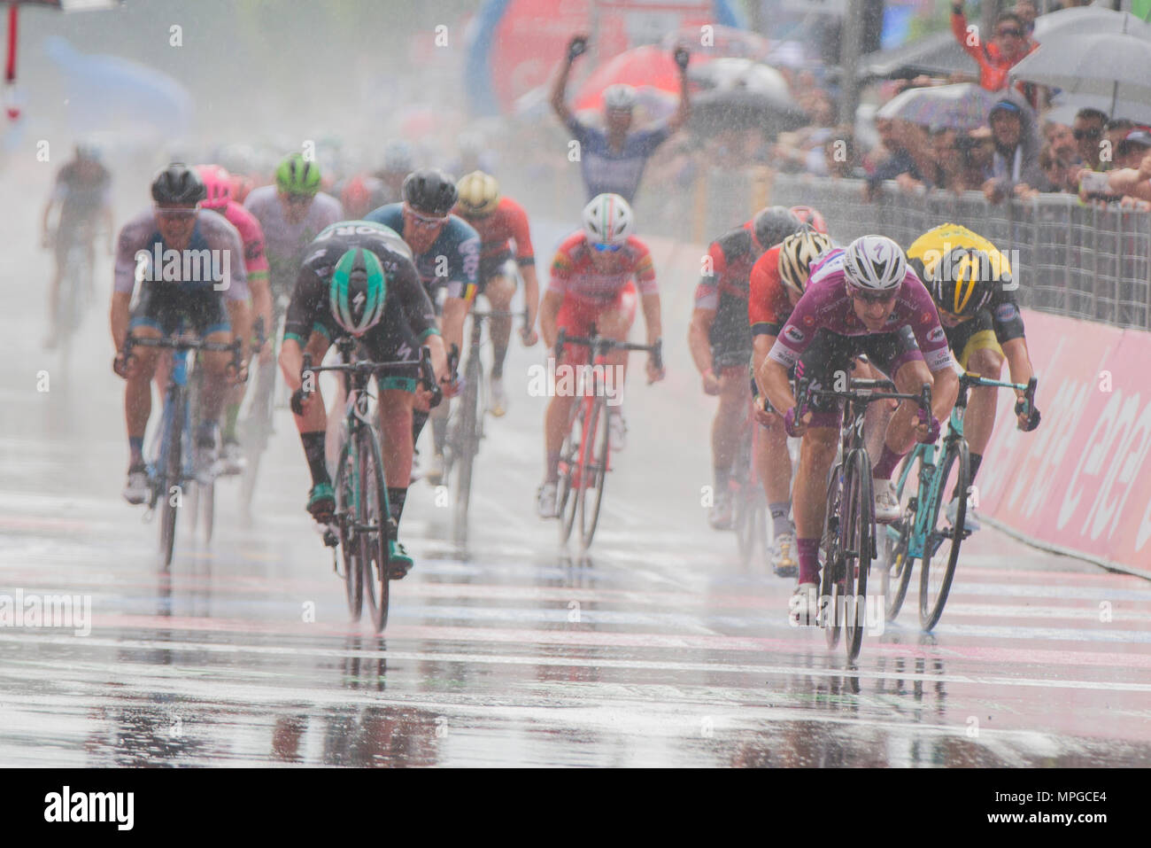 Iseo, Italie. 23 mai, 2018. Fin de l'étape 17 étape Elia Viviani délicieuses Floorsduring le 101ème Tour de France 2018 Étape 17, Riva del Garda-ISEO FRANCIACORTA (Stade), 155 km le 23 mai 2018 à Iseo, Italie Crédit : Fabio Averna/Alamy Live News Banque D'Images