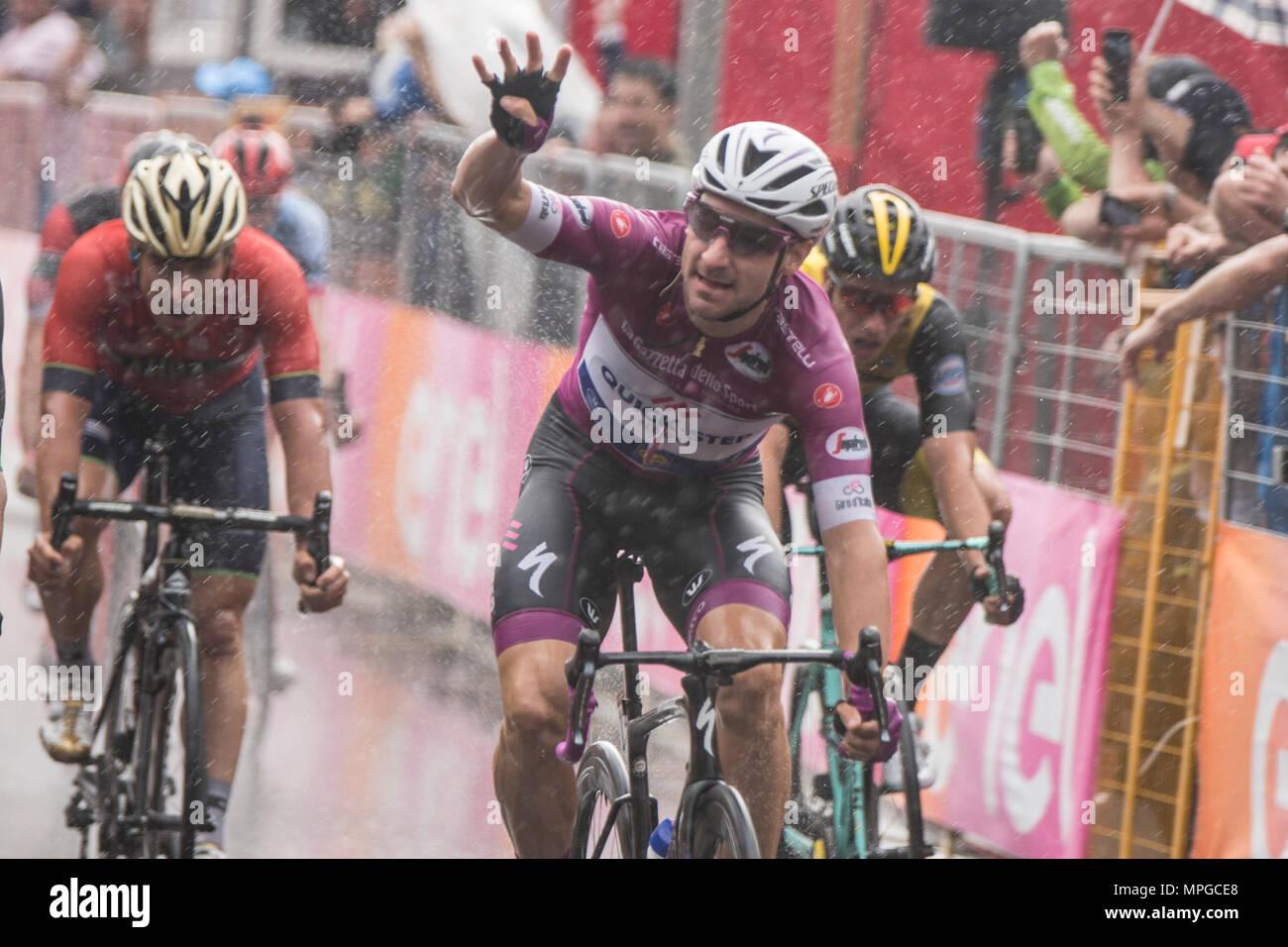 Iseo, Italie. 23 mai, 2018. Fin de l'étape 17 étape Elia Viviani délicieuses Floorsduring le 101ème Tour de France 2018 Étape 17, Riva del Garda-ISEO FRANCIACORTA (Stade), 155 km le 23 mai 2018 à Iseo, Italie Crédit : Fabio Averna/Alamy Live News Banque D'Images