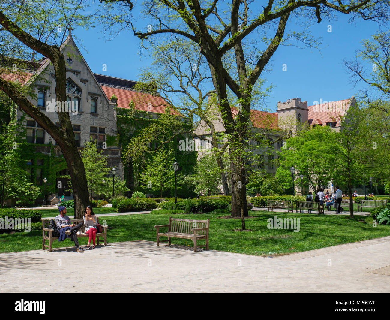 Chicago, Illinois, USA. 23 mai 2018. Après un printemps froid en général, les étudiants et le personnel de profiter d'une chaude journée ensoleillée sur la pittoresque campus de l'Université de Chicago. Malheureusement, les températures augmenteront de près de 90 ºF/32 °C d'ici la fin de semaine. Credit : Todd Bannor/Alamy Live News Banque D'Images