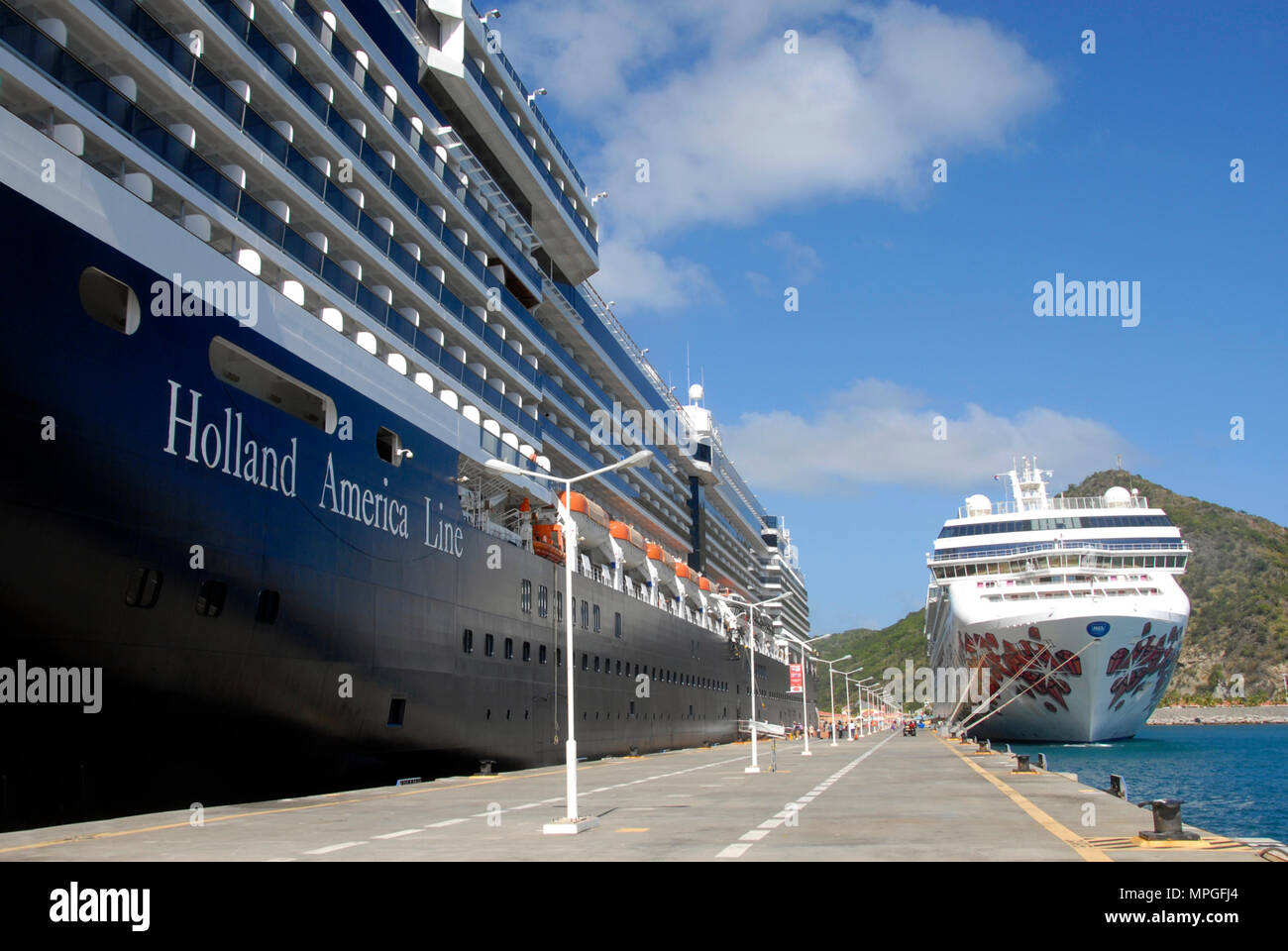 Deux bateaux de croisière amarrés à quai, Philipsburg, St Maarten, Antilles Banque D'Images