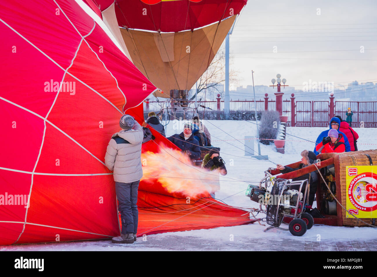 NIZHNY NOVGOROD, Russie - le 24 février 2018. Départ en masse sur le festival de ballons à air chaud Banque D'Images