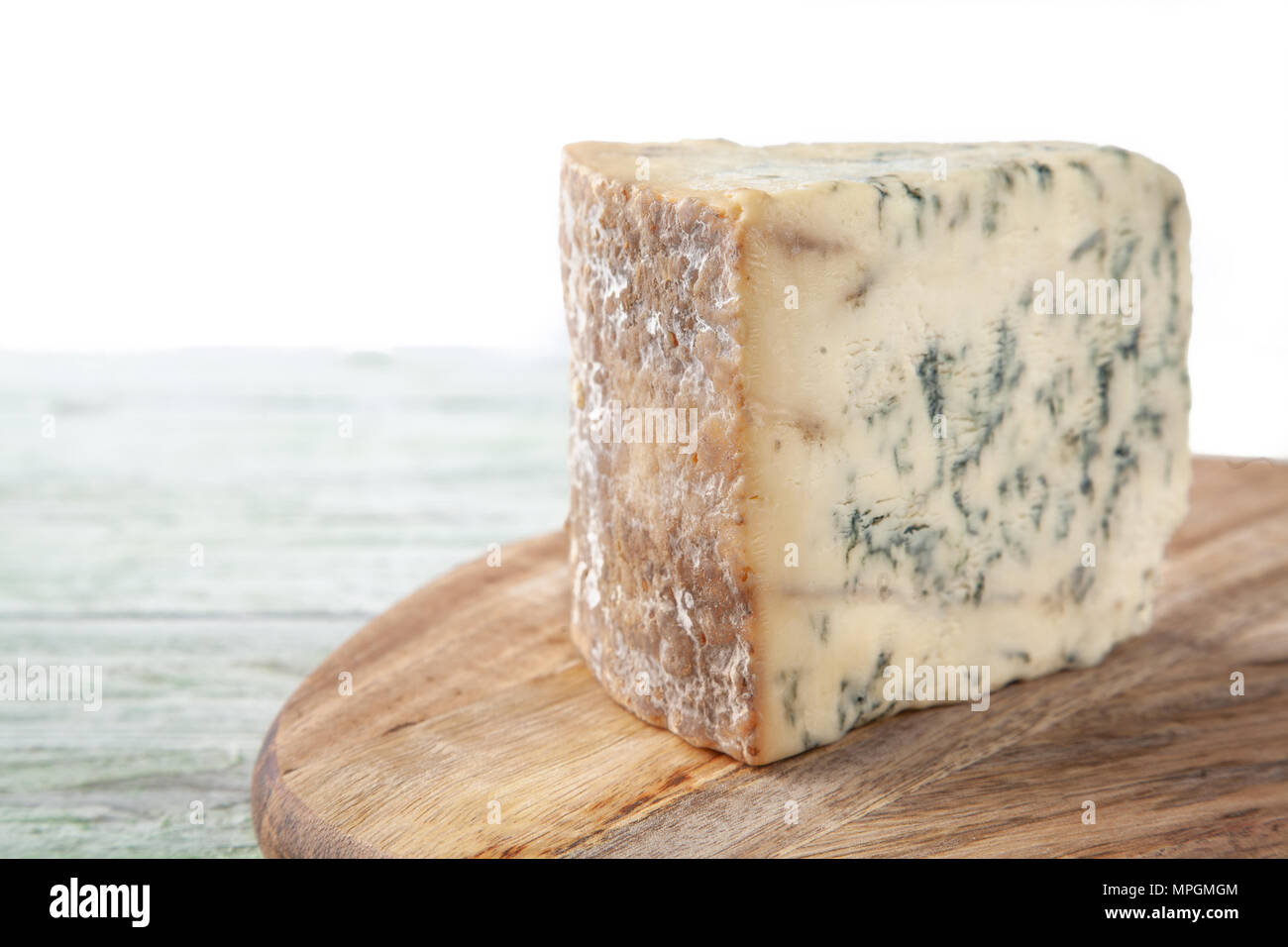 Coin de Stilton Cheese sur un plateau de fromages Banque D'Images