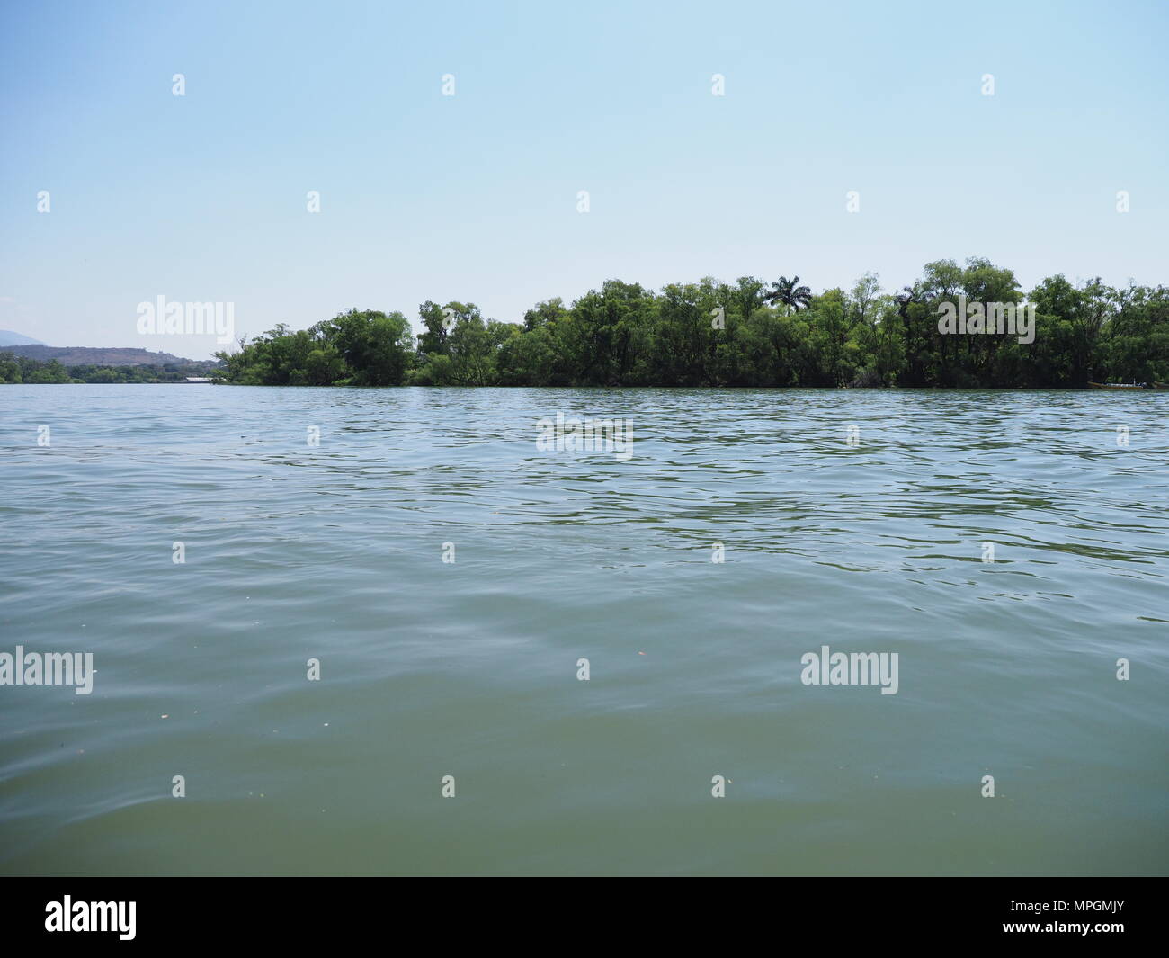 Panorama des banques de paisibles paysages fluviaux Grijalva au Canyon du Sumidero de l'État du Chiapas au Mexique près de la ville de Tuxtla mexicain, ciel bleu clair en 2018 Banque D'Images