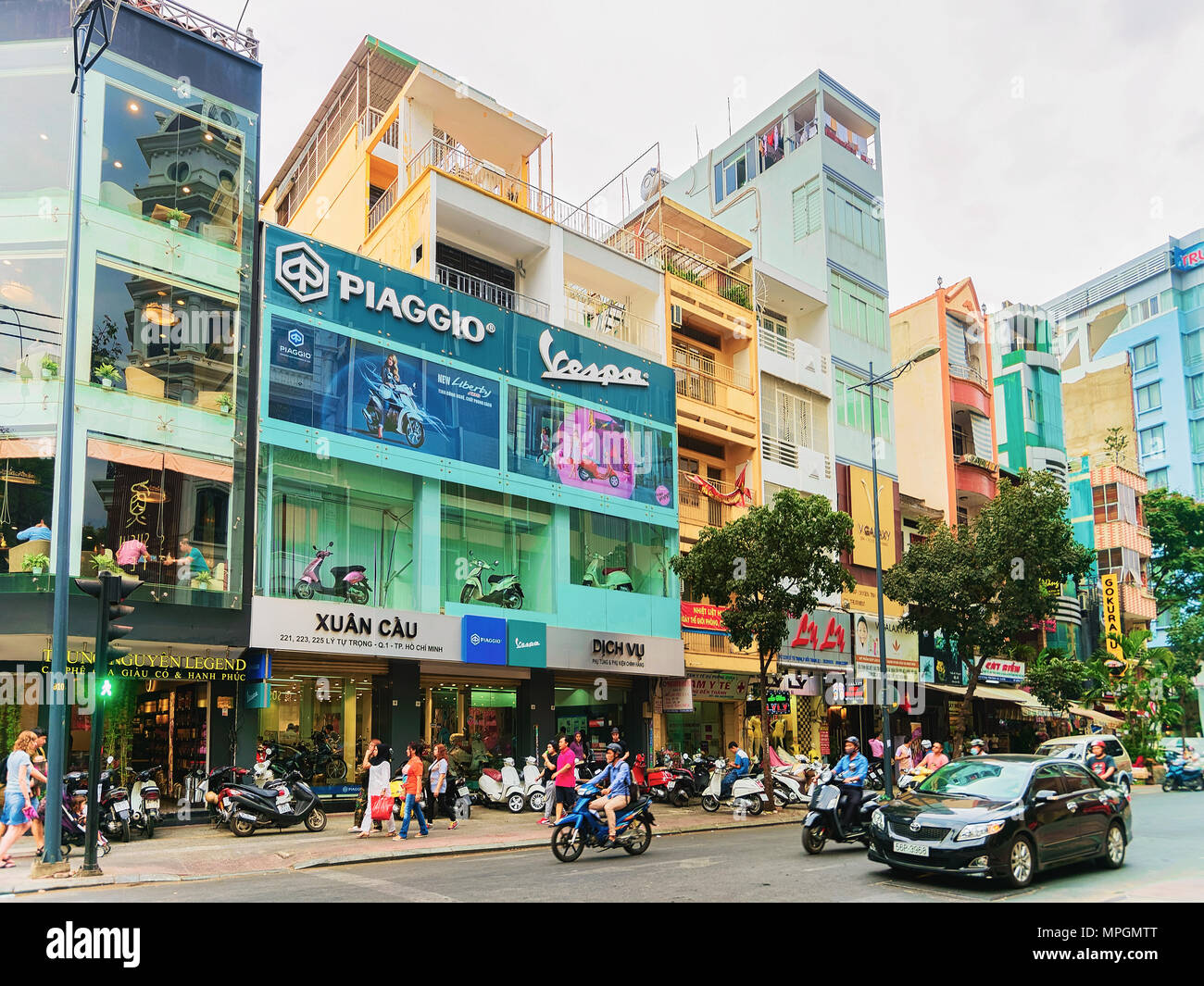 Ho Chi Minh - le 25 février 2016 : Les gens de scooters et motos dans la rue à Ho Chi Minh, Vietnam Banque D'Images