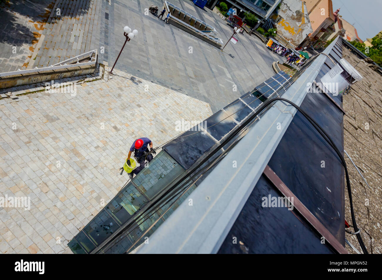 Grimpeur, alpiniste, industriel est en train de s'adapter le matériel d'escalade, la préparation des cordes de sécurité. Banque D'Images