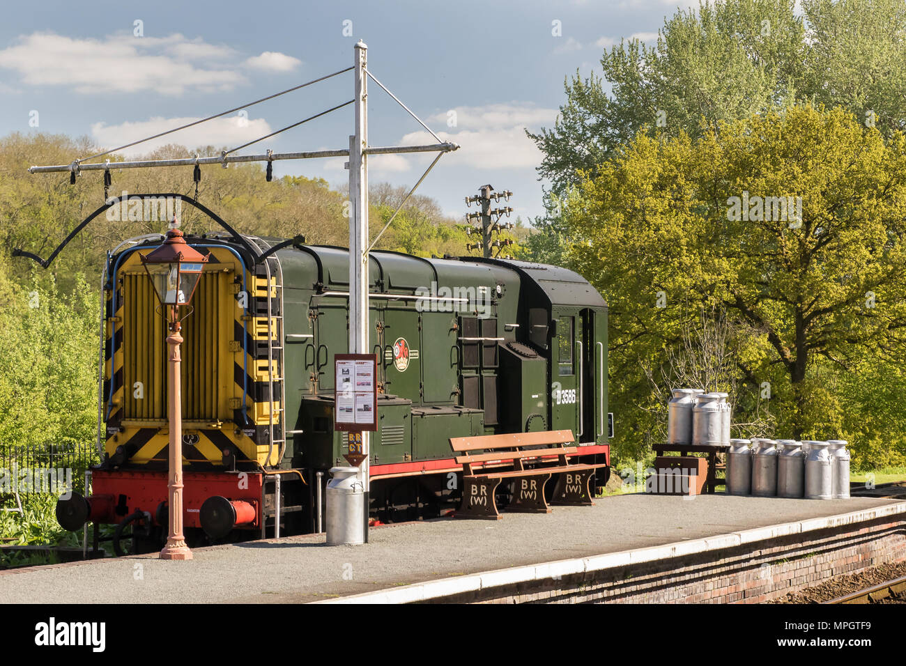 Ex-British Railways, moteur diesel de shunting D3586 à la plate-forme de la gare de Hampton Loade, chemin de fer du patrimoine de Severn Valley par les churns de lait britanniques d'époque. Banque D'Images