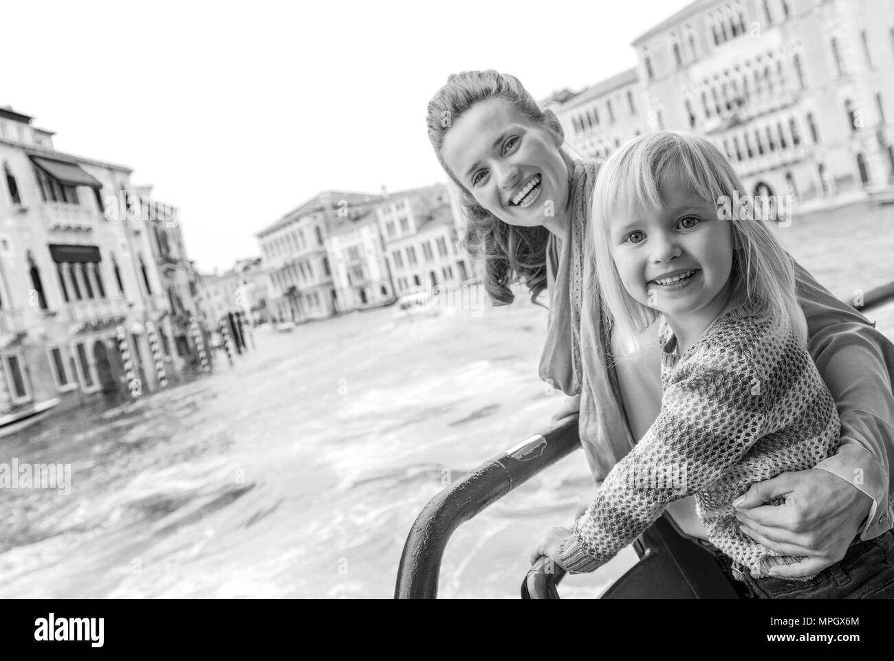 Happy mother and baby girl voyager par bus de l'eau venise Banque D'Images