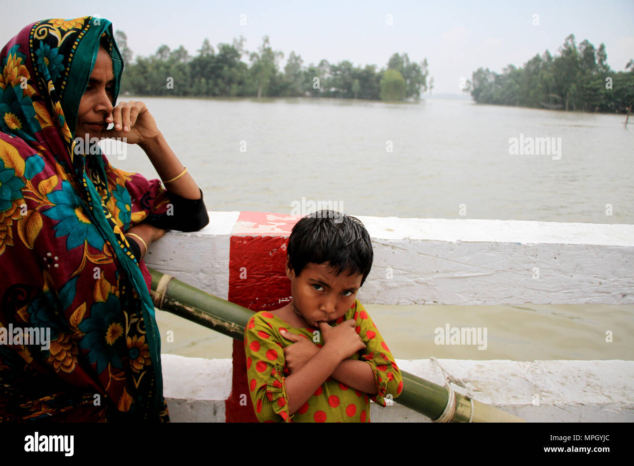 Le Bangladesh. Les personnes touchées par les inondations au Bangladesh. Le Bangladesh a subi une inondation chaque année à cause de la pluie de mousson dévastatrice, flash-inondation et augmentation de la température mondiale comme la fonte des neiges de l'Himalaya. Des millions de personnes sont touchées et de nombreux tués lors de l'inondation dans ce pays. Les gens souffrent de pénuries alimentaires, eau potable pure, de maladies et beaucoup d'entre eux la perte de leurs maisons, le bétail, les cultures et ils passent par la situation catastrophique pendant et après les inondations. © Asad Rehman/Alamy Stock Photo Banque D'Images