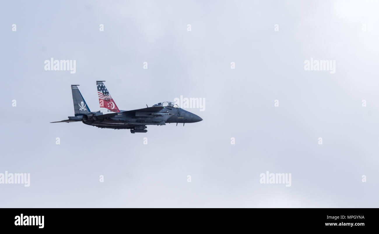 Le 428e Escadron de chasse mouches pilote sur la ligne de vol à Mountain Home Air Force Base, Texas, le 28 février 2017. Base des organismes gouvernementaux ont participé à un exercice à l'échelle de la base de la pratique de préparation. (U.S. Photo de l'Armée de l'air par la Haute Airman Connor J. Marth) Banque D'Images