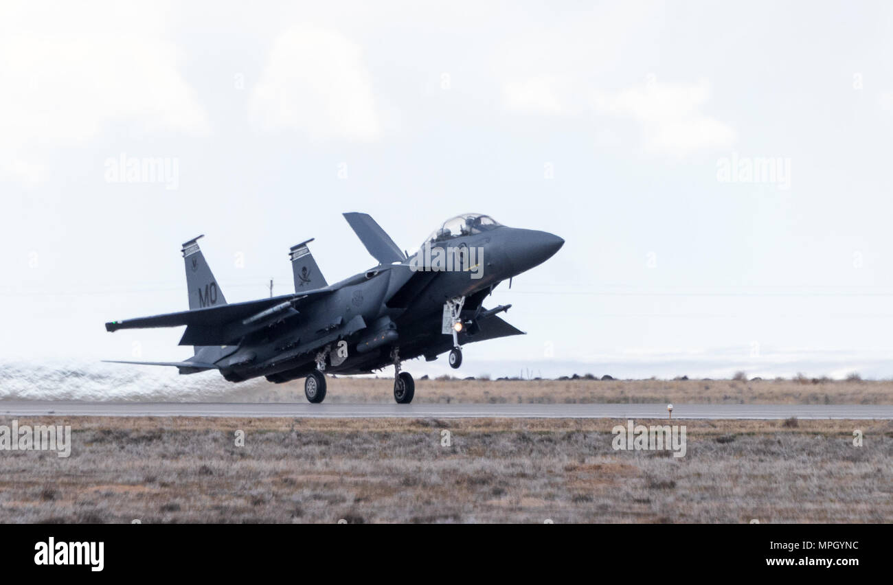 Le 428e Escadron de chasse avion atterrit à Mountain Home Air Force Base, Texas, le 28 février 2017. Au cours de l'exercice pratiqué notamment pour les organismes des scénarios leur carrière champs pour tester leurs capacités de préparation.(U.S. Photo de l'Armée de l'air par la Haute Airman Connor J. Marth) Banque D'Images