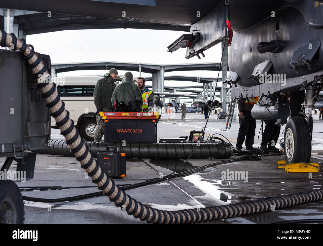 Les membres de la Force aérienne à travailler aux côtés des entrepreneurs civils sur un F-15E Strike Eagle à Mountain Home Air Force Base, Texas, le 28 février 2017. Base des organismes gouvernementaux ont participé à un exercice à l'échelle de la base de la pratique de préparation. (U.S. Photo de l'Armée de l'air par la Haute Airman Connor J. Marth) Banque D'Images