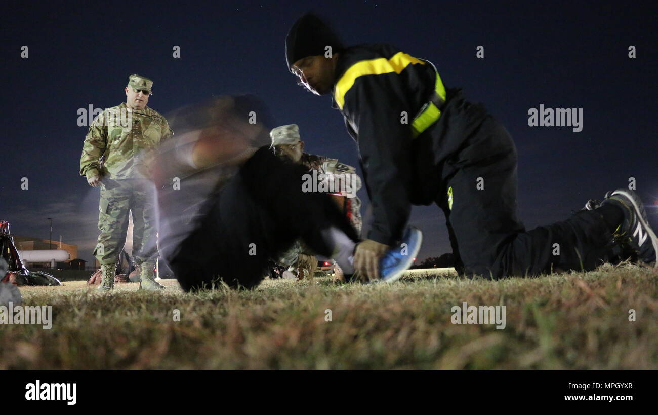 La CPS. Cameron Stanko, nord-est Région médicale Groupe de soutien de l'état de préparation, se tourne vers un flou tout en réprimant l'armée au cours abdominaux Fitness Test physique qui a débuté la compétition meilleur Guerrier au Camp Bullis, Texas, 9 février armée de soldats de l'état de préparation et de formation médicale, commande au nord-est, sud-est de MARSG MARSG MARSG Centrale, et de l'ouest de MARSG a participé à la compétition meilleur guerrier pour leurs commandements respectifs dans une compétition combinée 8-12 Février, 2017. (Photo par le Sgt. 1re classe Tony M. Lindback, MRTC Affaires publiques.) Banque D'Images