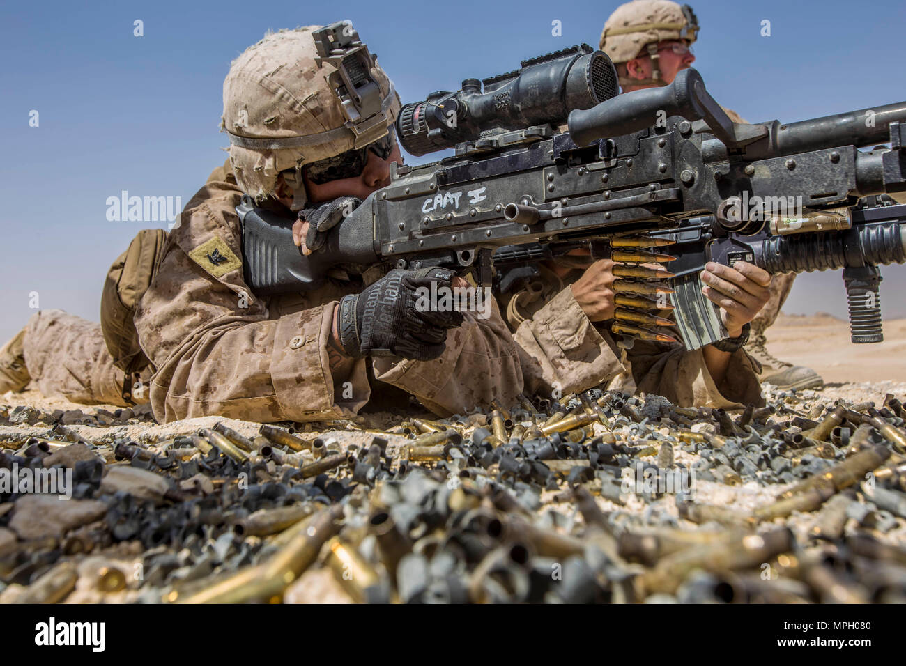 RABKUT, Oman (fév. 20, 2017) La Marine américaine Maître de 3e classe Sengsourya Donny, un hôpital corpsman d'armes, la compagnie de débarquement du bataillon du 1er de l'équipe Bn., 4ème Marines, 11e Marine Expeditionary Unit (MEU), les feux d'un M240B mitrailleuse moyenne au cours d'une gamme de mitrailleuse dans le cadre de l'exercice Sea soldat, 20 février. Bien que corpsmen n'avons pas l'habitude de former avec les mitrailleuses, les Marines avec des armes, à condition que leur coopération "doc" la possibilité de charger, de feu et d'effacer le M240B après avoir terminé leur période de formation prévue. 2017 Soldat de la mer est un annuel, exercice bilatéral mené avec l'Armée royale o Banque D'Images