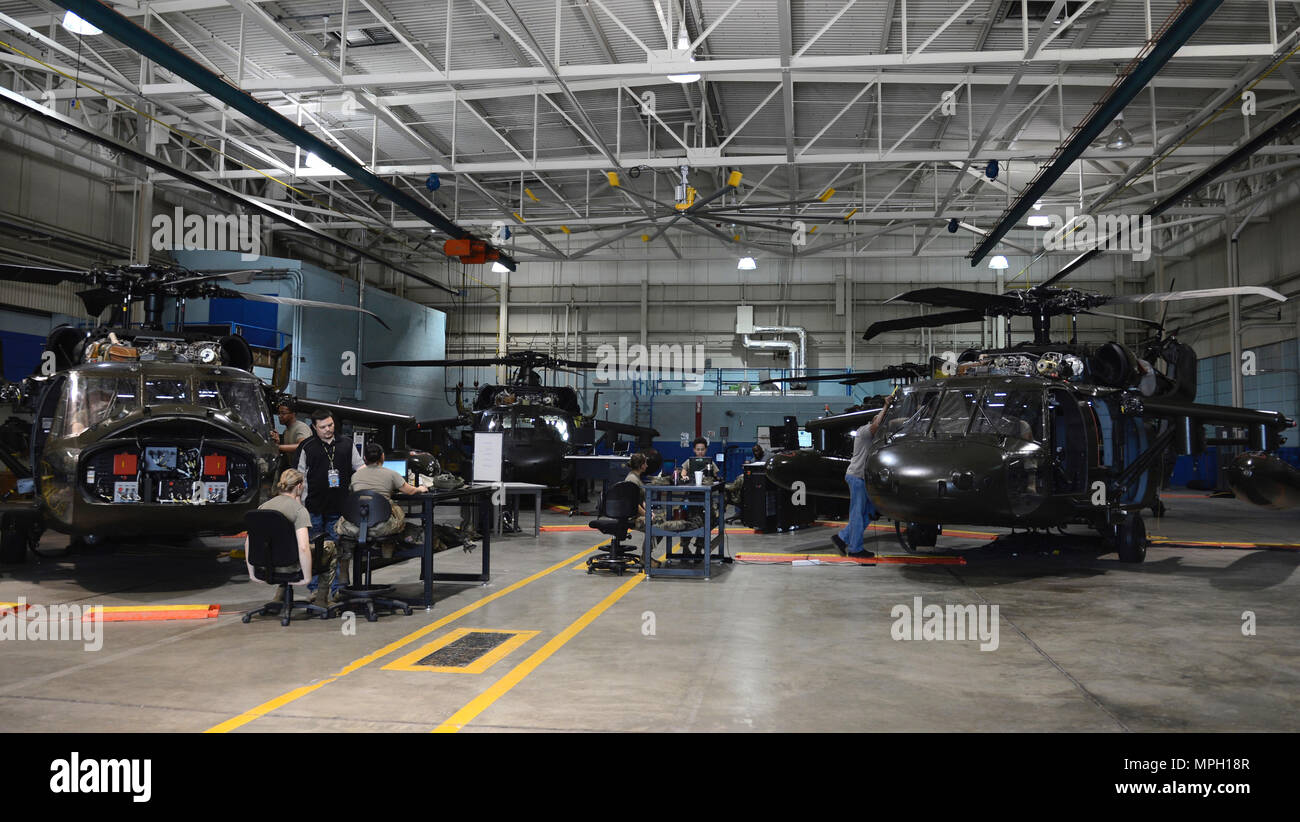 Les étudiants de l'armée américaine avec la 128e Brigade d'aviation train sur UH-60 Black Hawk at Joint Base Langley-Eustis, en Virginie, le 24 février 2017. Le 128e de l'Avn. Bde. trains environ 6000 étudiants dans les systèmes d'hélicoptères réparer chaque année. (U.S. Air Force photo par un membre de la 1re classe Kaylee Dubois) Banque D'Images