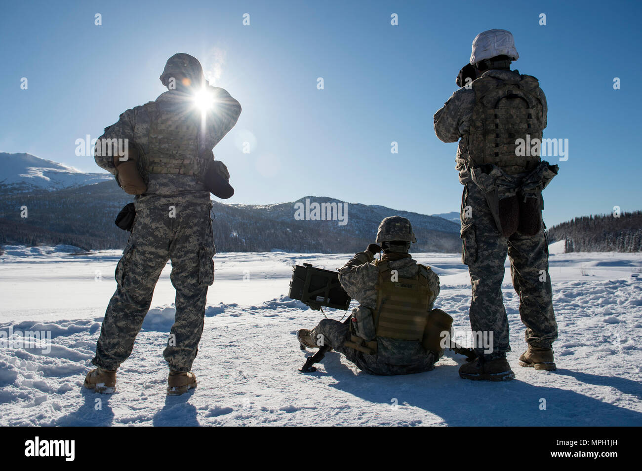 Affecté à la compagnie de parachutistes de chien, 3e Bataillon, 509e Parachute Infantry Regiment d'infanterie, 4e Brigade Combat Team (Airborne), 25e Division d'infanterie de l'armée américaine en Alaska, d'observer des cibles éloignées Mark 19 lance-grenades de 40 mm machine gun de tir réel à gamme Grezelka, Joint Base Elmendorf-Richardson, Alaska, le 28 février 2017. Les parachutistes engager des objectifs pratiquée à diverses distances en utilisant le M240B machine gun et la marque 19 lance-grenades de 40 mm machine gun. (U.S. Air Force photo/Alejandro Pena) Banque D'Images