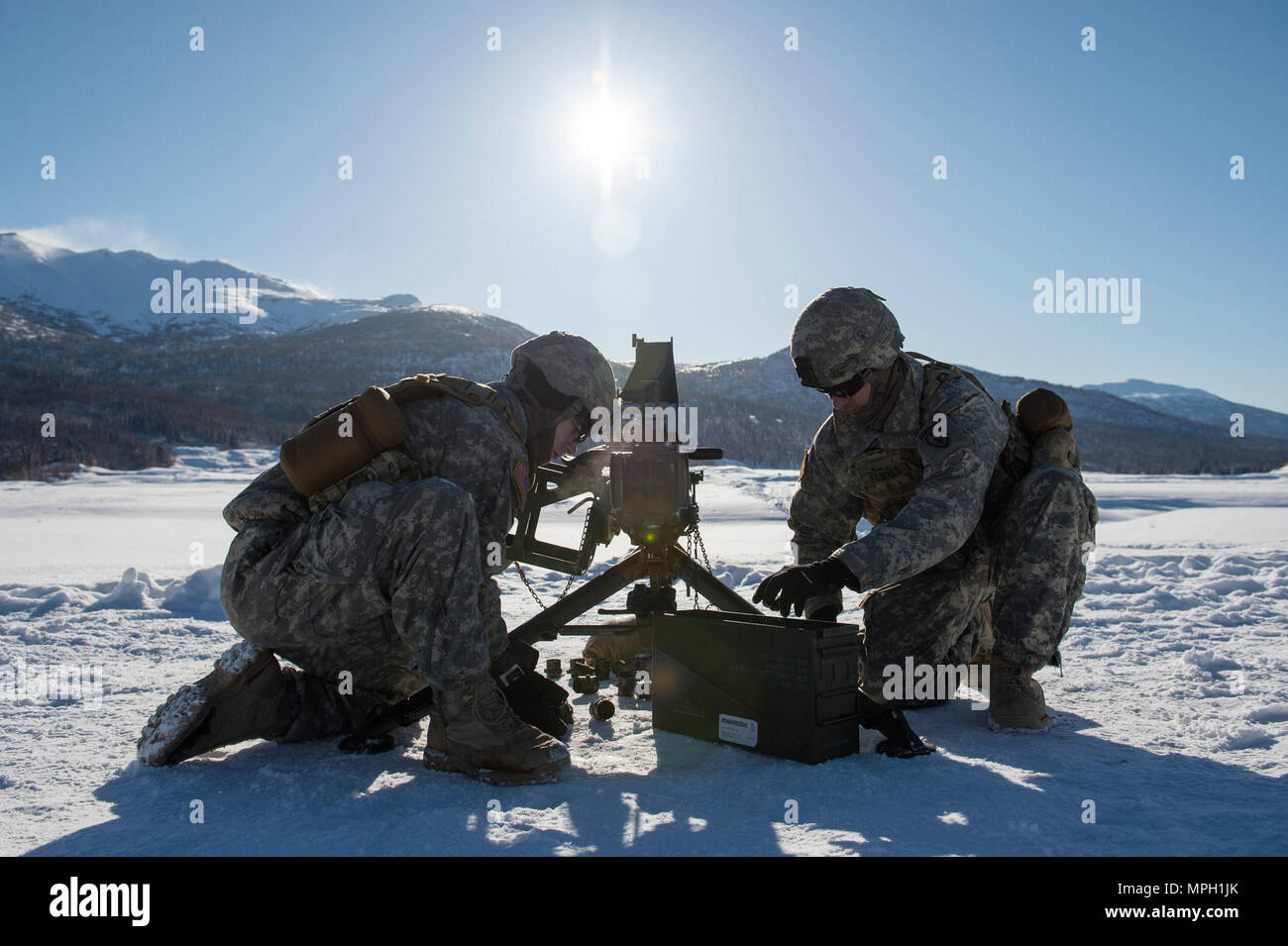 Affecté à la compagnie de parachutistes de chien, 3e Bataillon, 509e Parachute Infantry Regiment d'infanterie, 4e Brigade Combat Team (Airborne), 25e Division d'infanterie de l'armée américaine, l'Alaska, collecter passé 40 mm boyaux grenade après avoir effectué 19 Mark lance-grenades de 40 mm machine gun de tir réel à gamme Grezelka, Joint Base Elmendorf-Richardson, Alaska, le 28 février, 2017. Les parachutistes engager des objectifs pratiquée à diverses distances en utilisant le M240B machine gun et la marque 19 lance-grenades de 40 mm machine gun. (U.S. Air Force photo/Alejandro Pena) Banque D'Images