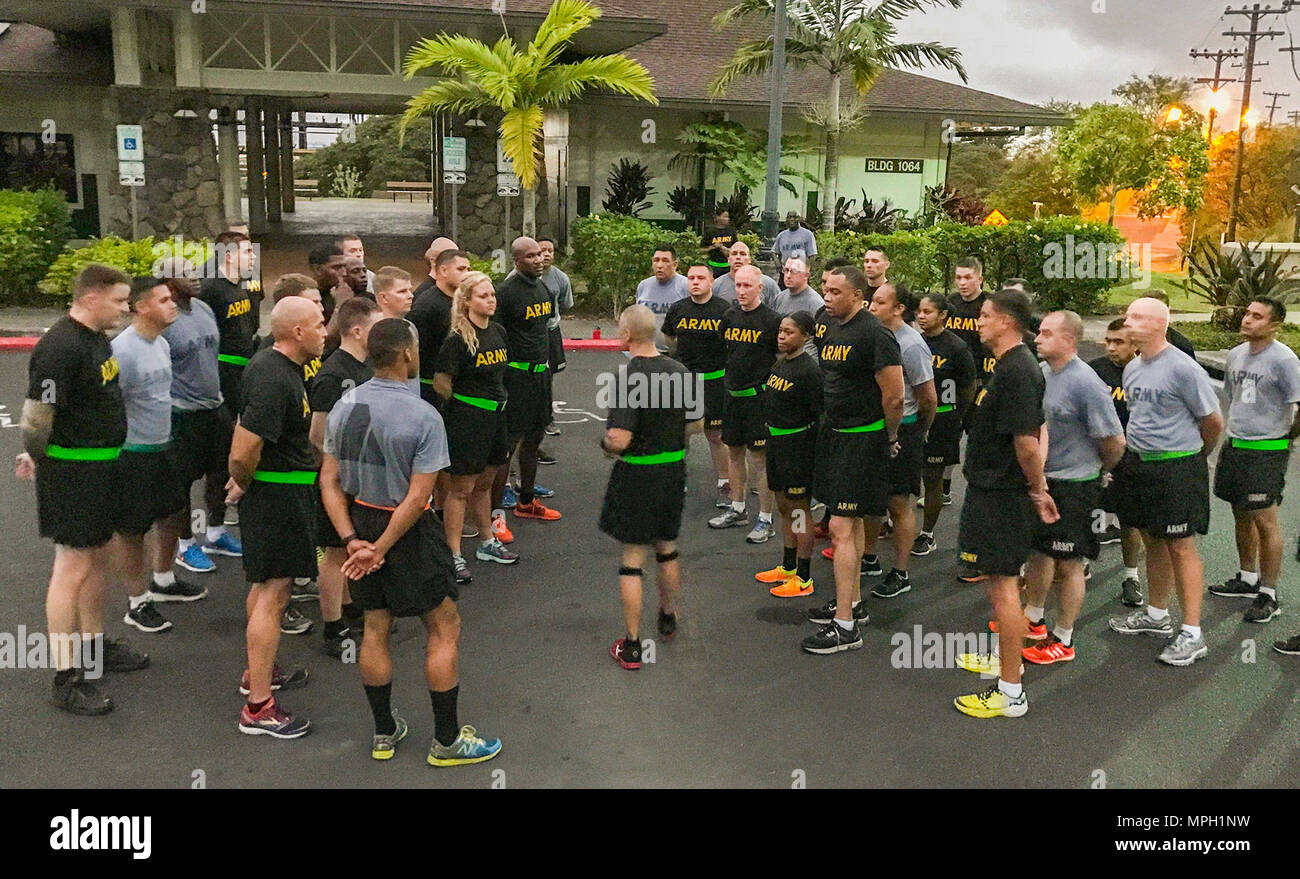BASE COMMUNE de Pearl Harbor, Maine-Commande HICKAM Sgt. Le major John W. Foley (centre), le sergent-major de commandement de la 94e armée et de la défense antimissile, de l'armée américaine commande pacifique, parle aux dirigeants engagés, le 15 février 2017, à l'importance de la forme physique et la manière dont elle affecte la mission de l'armée à la suite d'un début de jogging sur la Colline Radar à Fort Shafter Hawaii. L'exécution a été le premier événement officiel lors de la commande le Sgt. Le major Foley's Leader Semaine de perfectionnement professionnel le 13 févr. à 10 févr. 16, 2017. (U.S. Photo de l'armée par le Sgt. Kimberly K. Menzies, 94e AAMDC Affaires publiques) Banque D'Images