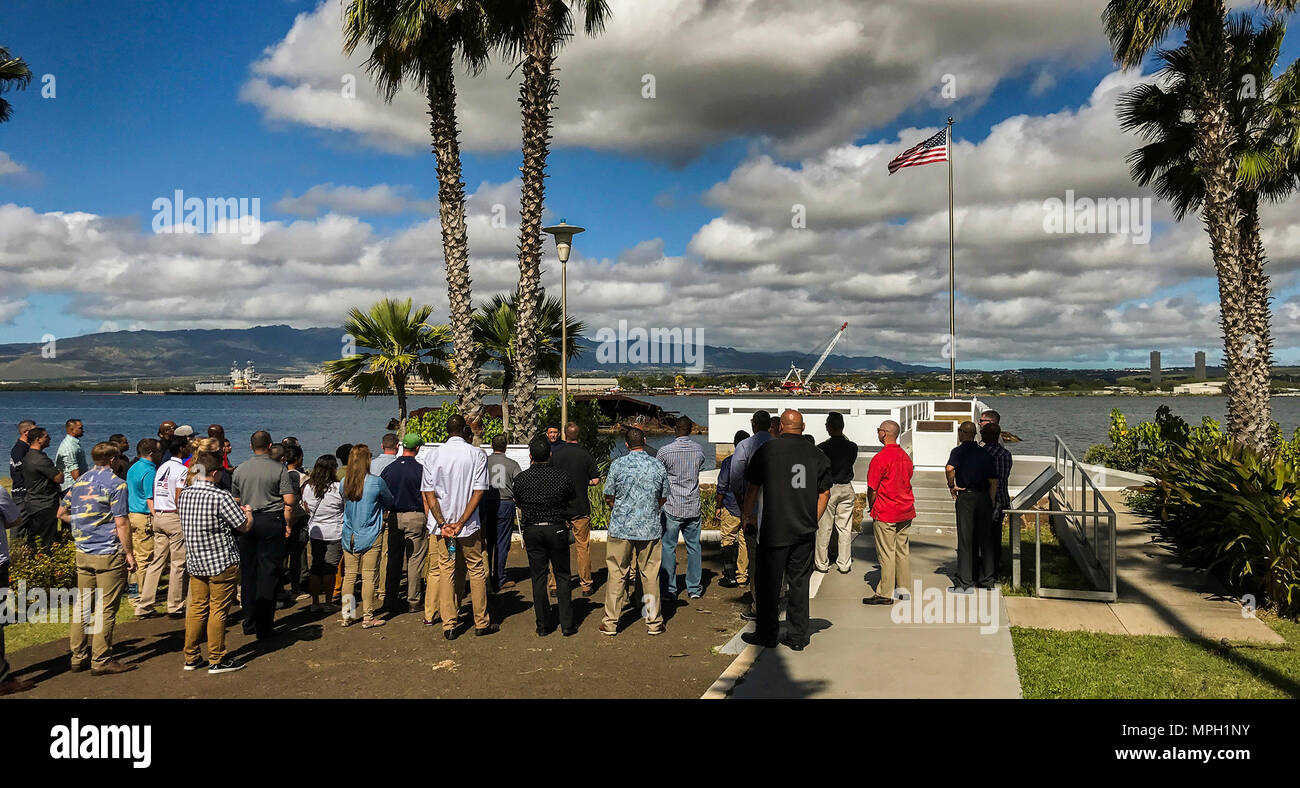 BASE COMMUNE de Pearl Harbor, Maine HICKAM, avec la 94e armée et de la défense antimissile, de l'armée américaine commande Pacifique, recevoir un bref, 16 février 2017, sur l'importance historique de l'USS Utah et la façon dont le leadership a joué un rôle au cours d'un trajet personnel de Ford Island, Hawaii. (U.S. Photo de l'armée par le Sgt. Kimberly K. Menzies, 94e AAMDC Affaires publiques) Banque D'Images