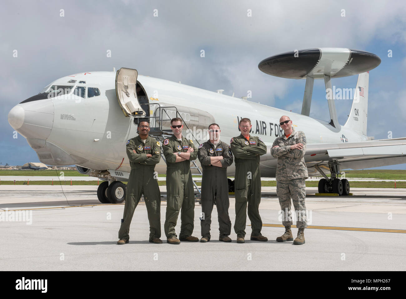 Une équipe de guerre électronique, composé de U.S. Air Force le capt Kyle Childress, le Capitaine Gavin Hagens, le s.. Michael Herbert, le capitaine Michael Williams et le sergent-chef. Stephen Watkins à partir de la 961e Airborne Air Control Squadron sont sur Andersen Air Force Base, Guam, de participer à l'exercice annuel Faire face nord. L'AACS 961E est un prêt au combat E-3 Sentry Airborne fournissant de l'escadron de commandement et de contrôle, de surveillance, de détection, d'identification et d'informations pour les commandants à l'appui d'objectifs des États-Unis. (U.S. Photo de l'Armée de l'air par les cadres supérieurs d'un membre de la John Linzmeier) Banque D'Images