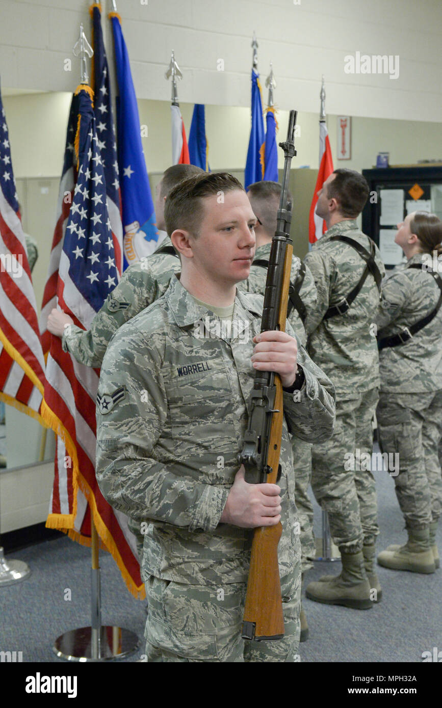 Navigant de première classe Tyler Worrell, 366e Escadron de préparation logistique fossiles opérateur d'équipement, au cours de la pratique de la garde d'honneur des trains 2 Mars, 2017, à Mountain Home Air Force Base, Texas. la garde d'honneur de participer à de nombreux événements comme le changement de commandement, les départs à la retraite, distingué visiteur visites, des banquets, des défilés et des funérailles. (U.S. Air Force photo par Airman Jeremy D. Wolff/libérés) Banque D'Images
