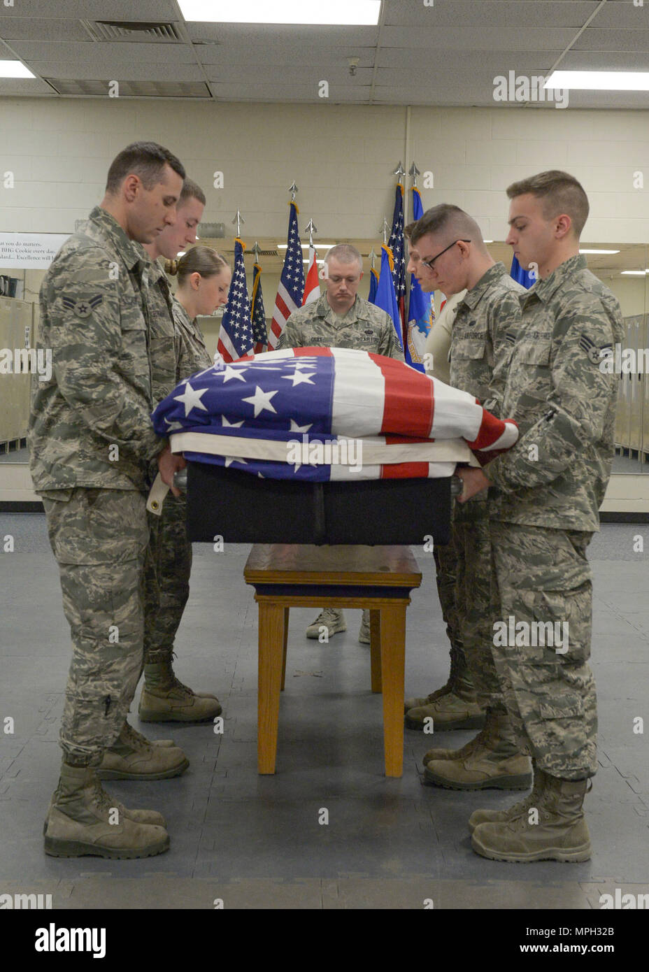 366e Escadre de chasse, les membres de la garde d'honneur portent un cercueil pendant la formation de la garde d'honneur 2 mars 2017, à Mountain Home Air Force Base, Texas. Mountain Home AFB's garde d'honneur est composé entièrement de s'enrôle et mis en service actif des membres de la Force aérienne. (U.S. Air Force photo par Airman Jeremy D. Wolff/libérés) Banque D'Images