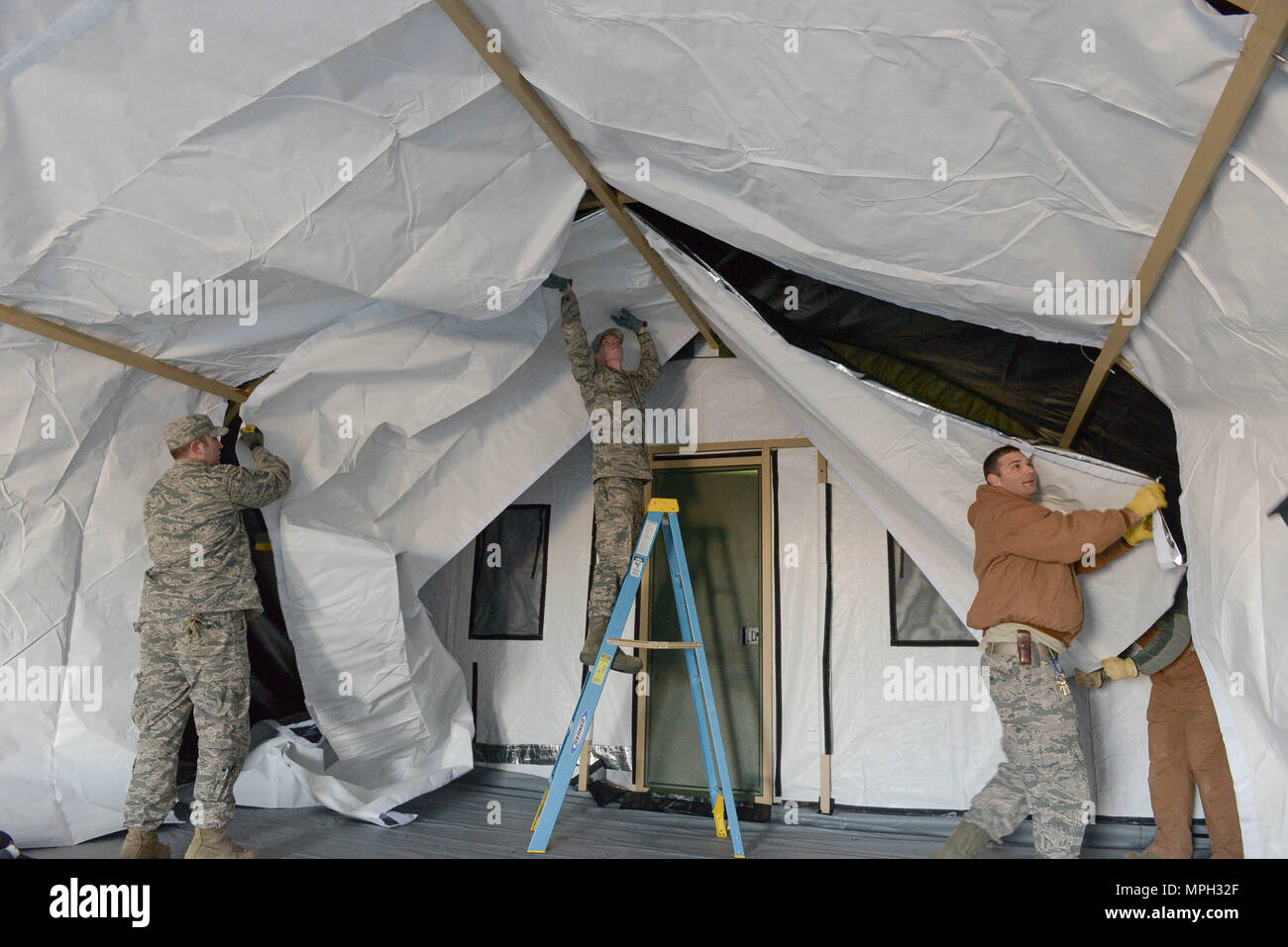 Les membres du 366e Escadron de Génie Civil Construction d'une tente au cours d'un exercice à Mountain Home Air Force Base, Texas. L'objectif de l'exercice était large de base et préparation de la mission a eu lieu du 28 février au 2 mars. (U.S. Air Force photo par Airman Jeremy D. Wolff/libérés) Banque D'Images