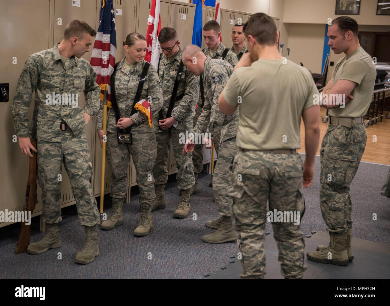 Le sergent technique Justin Gray, 366 e Escadron de soutien de la Force sur la garde d'honneur en chef de vol corrige l'orientation de l'une de ses aviateurs Mars 2, 2017 à Mountain Home Air Force Base, Texas. Garde d'honneur est une tradition de l'Armée de l'air qui a été autour depuis 1948. (U.S. Photo de l'Armée de l'air par la Haute Airman Connor Marth/libérés) Banque D'Images